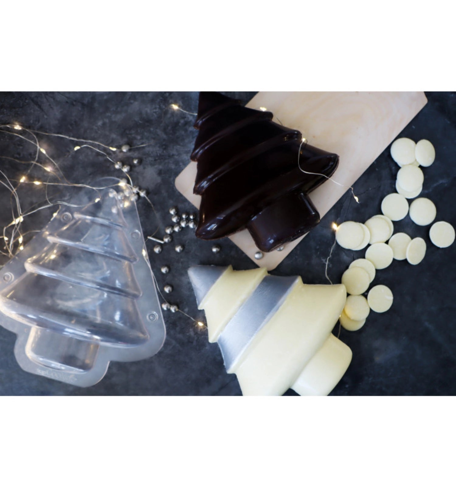 Verleihen Sie Ihrer Weihnachtsbäckerei mit der 3D Schokoladenform Weihnachtsbaum von Scrap Cooking einen kreativen Touch und zaubern Sie beeindruckende Schokoladenkunst!