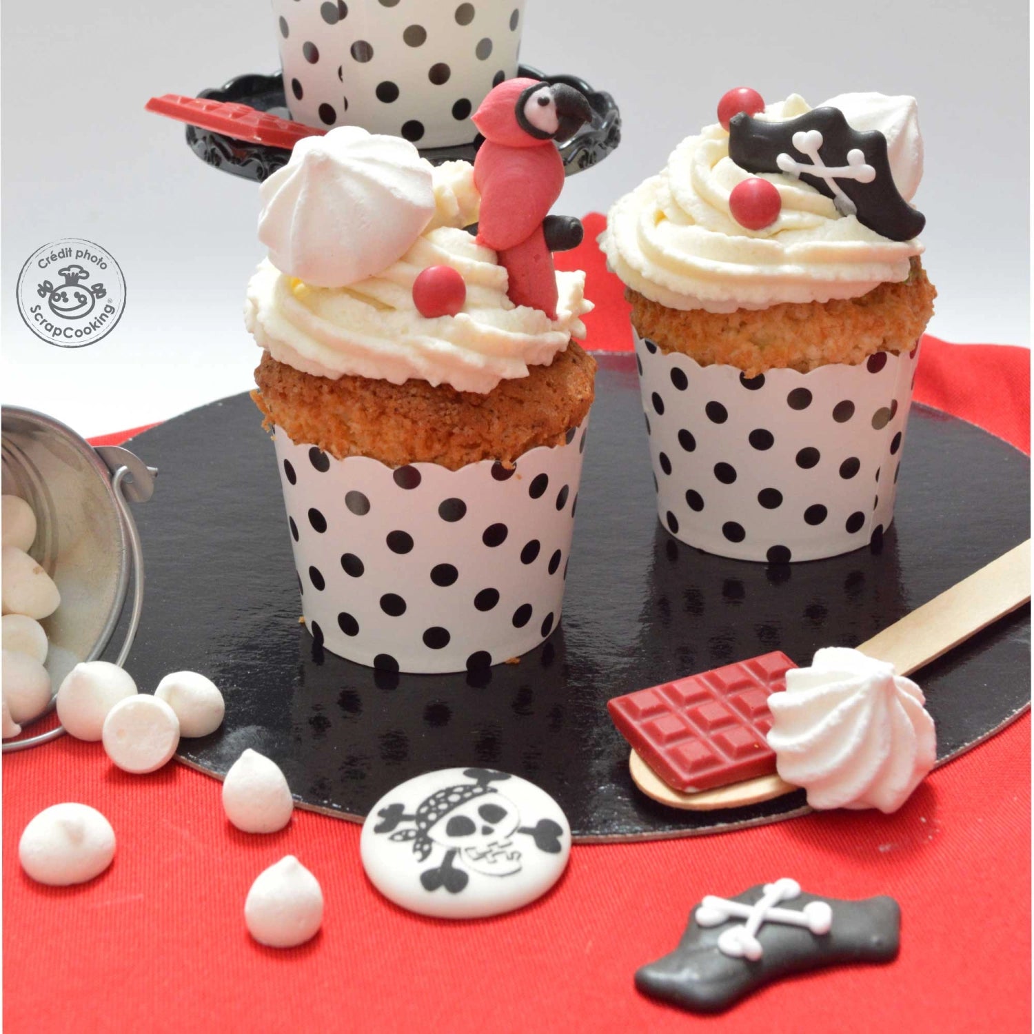 Sechs bunte Zucker-Piratenfiguren, ideal zum Verzieren von Torten und Süßspeisen für Kindergeburtstage und Piratenpartys.