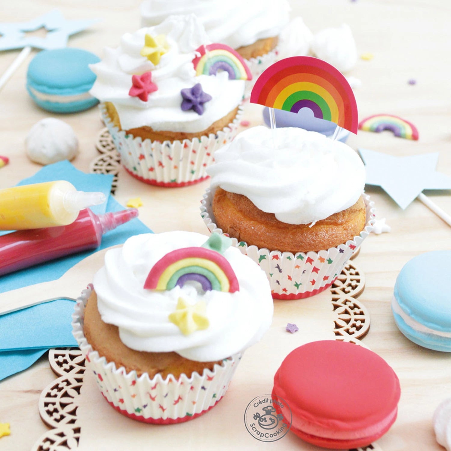 Bunte Zucker-Dekoration in Form von Regenbögen und Sternen, ideal für die kreative Gestaltung von Desserts und Backwaren. 10 Stück für vielfältige Anwendungen.