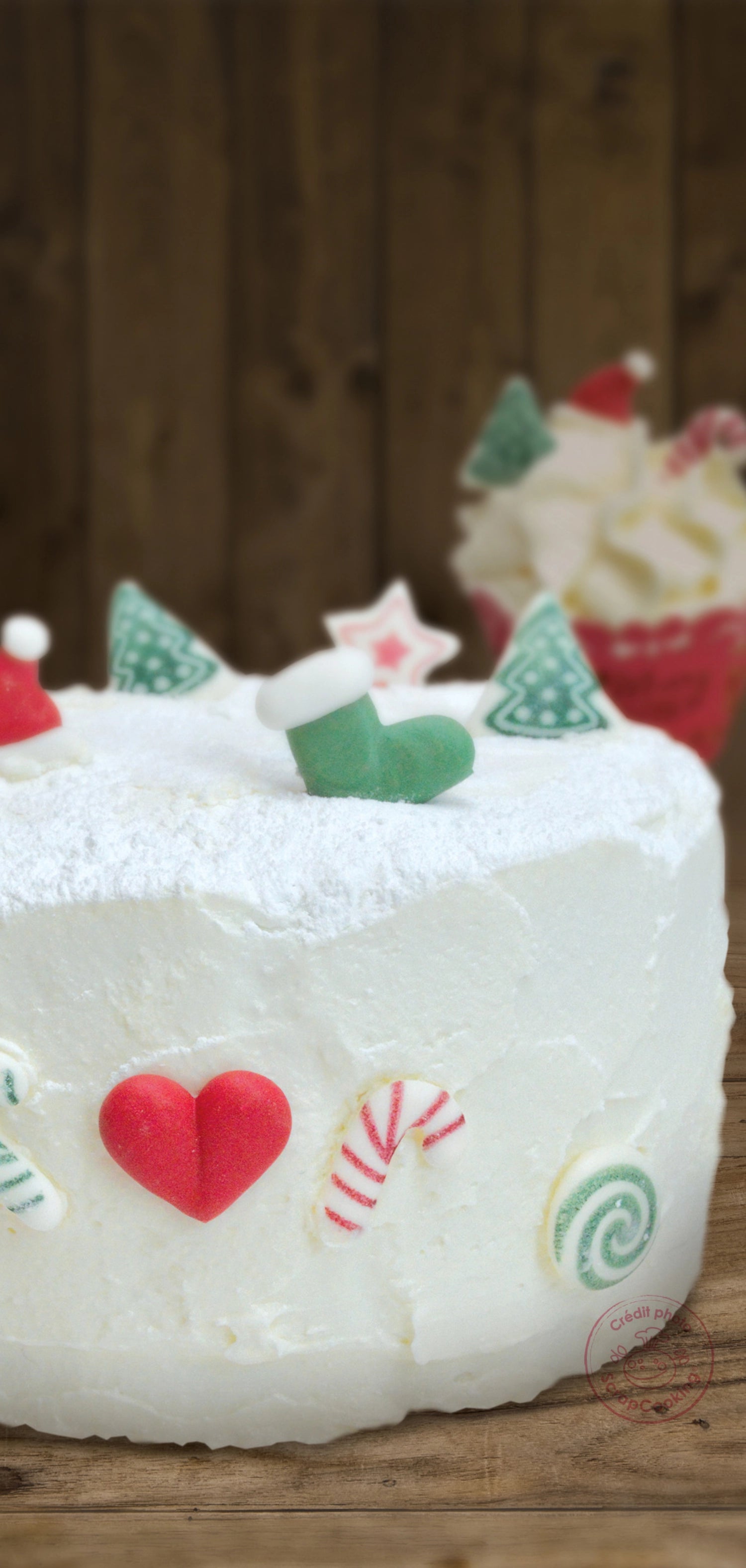 Sechs festliche Zucker-Dekorationen in Weihnachtsmann-Form, ideal für die kreative Gestaltung von Weihnachtsgebäck und Desserts.