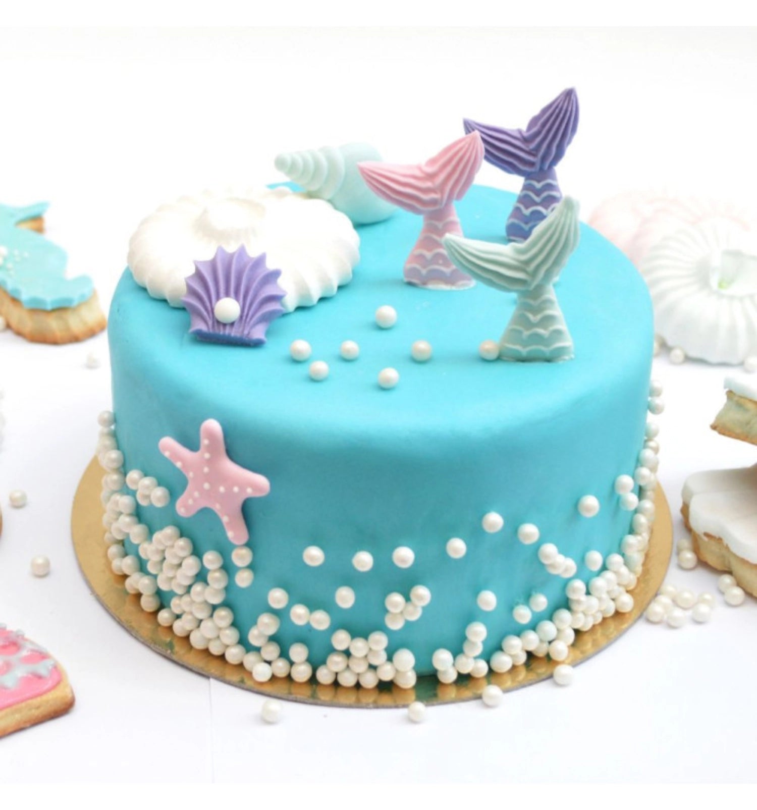 Sechs süße Zuckerfiguren in Meerjungfrau-Design, perfekt zum Dekorieren von Kuchen und Leckereien für festliche Anlässe.