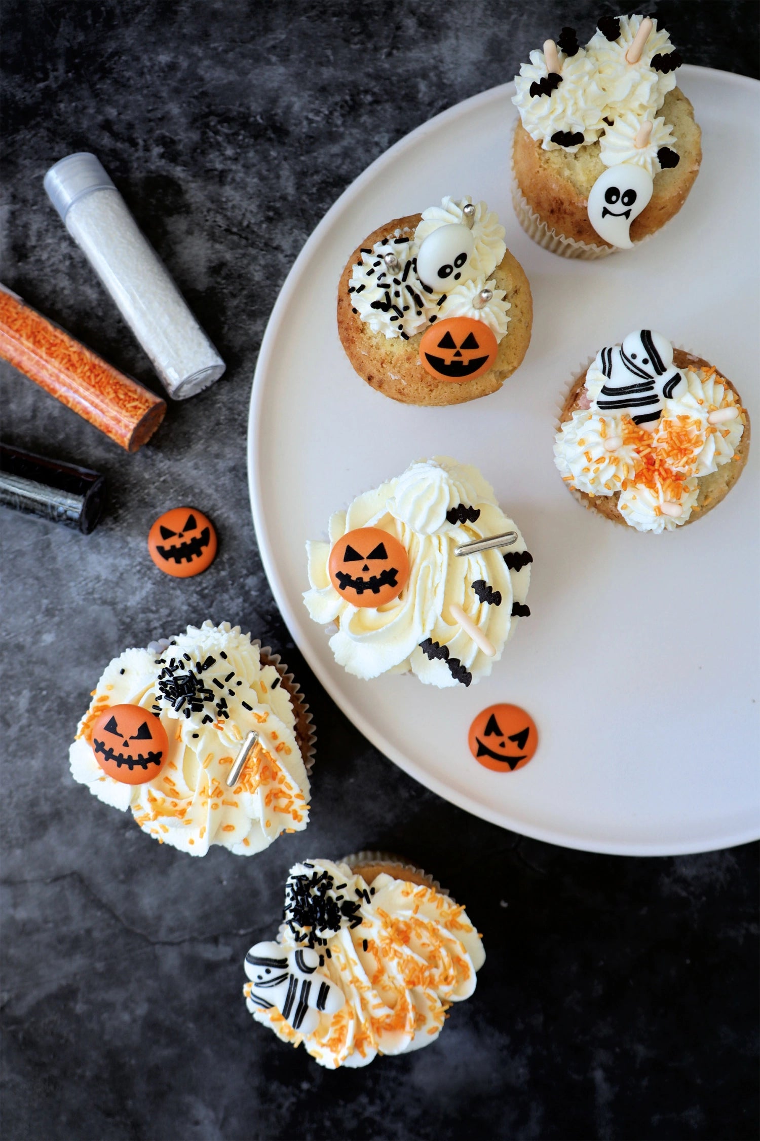 Bunte Zucker-Dekorationen für Halloween von Scrap Cooking, perfekt zum kreativen Verzieren von Leckereien und Backwaren für die schaurige Zeit.