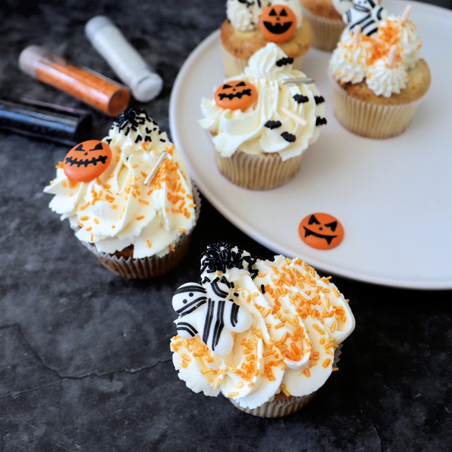 9 Stück Halloween-Zucker-Dekorationen von Scrap Cooking, ideal zum Verleihen von gruseligen Akzenten auf Süßigkeiten und Gebäck.