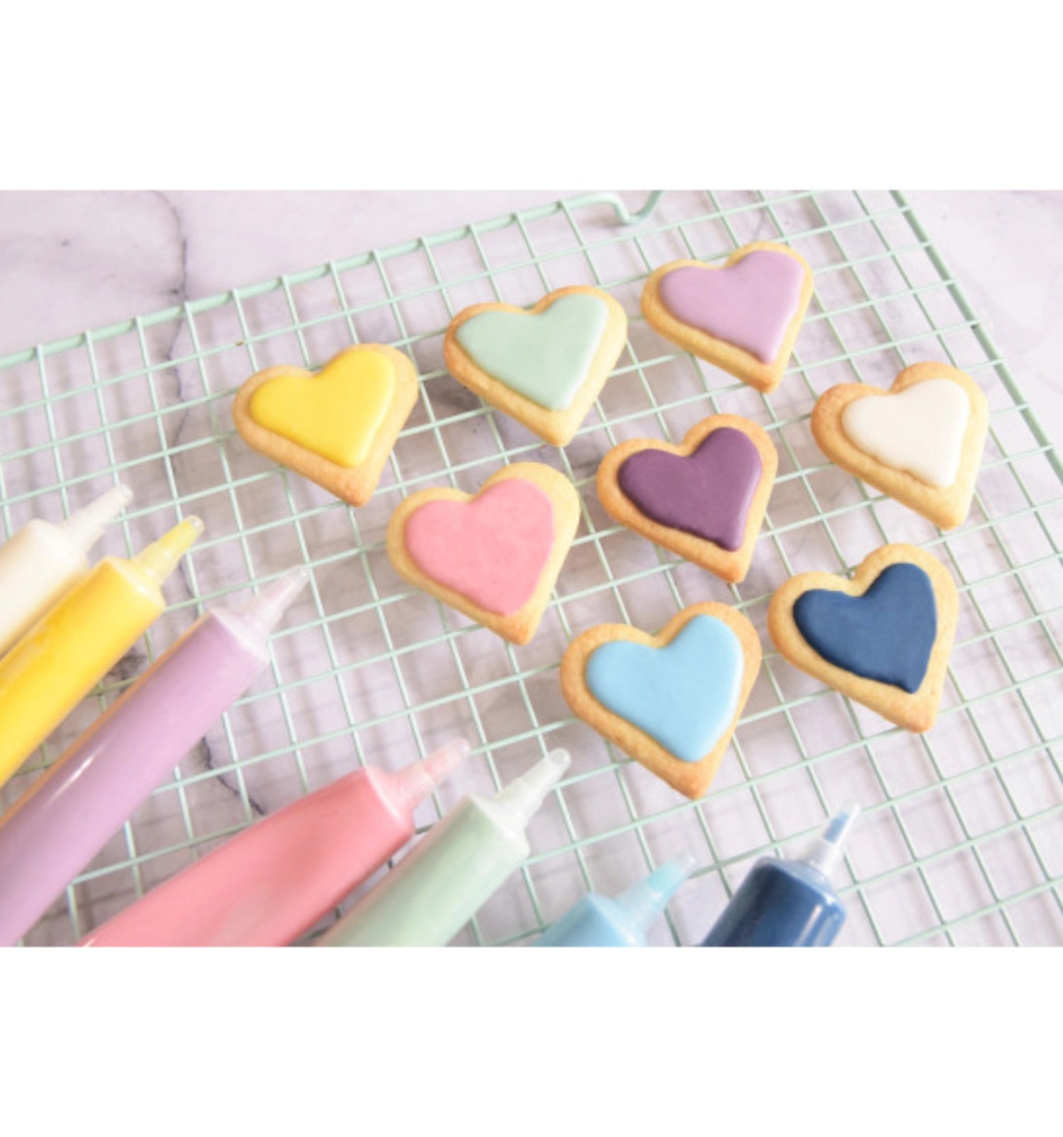 Bunte Schokostifte in Rosa, Grün, Gelb und Weiß von Scrap Cooking, ideal zum kreativen Verzieren von Kuchen und Süßigkeiten. Inhalt: 4x25g.