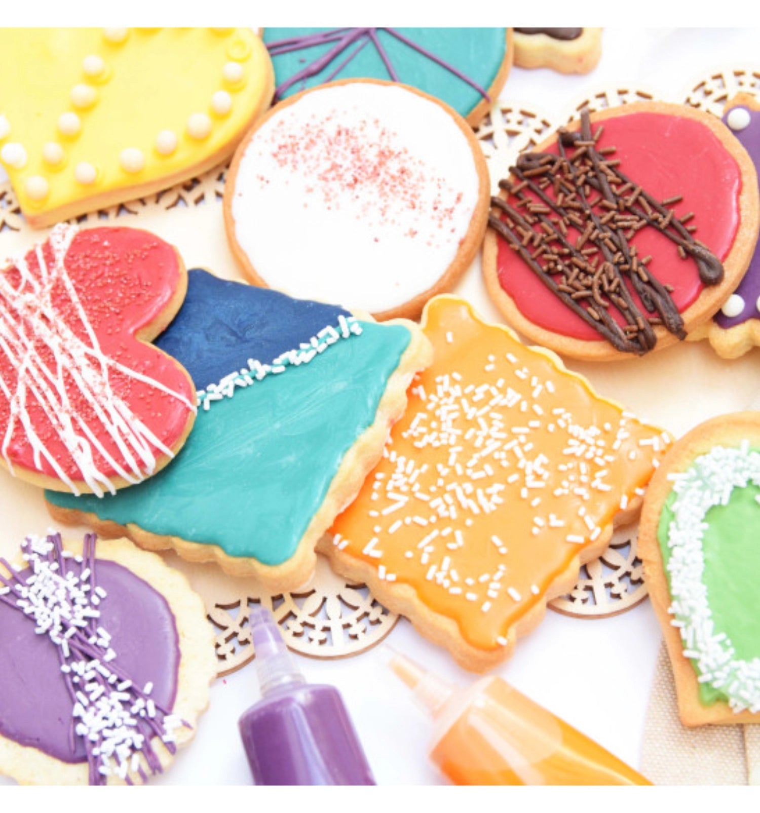 Vielfältige Schokostifte in den Farben Rosa, Grün, Gelb und Weiß von Scrap Cooking, perfekt zum Dekorieren von Backwaren und Desserts. 4x25g.