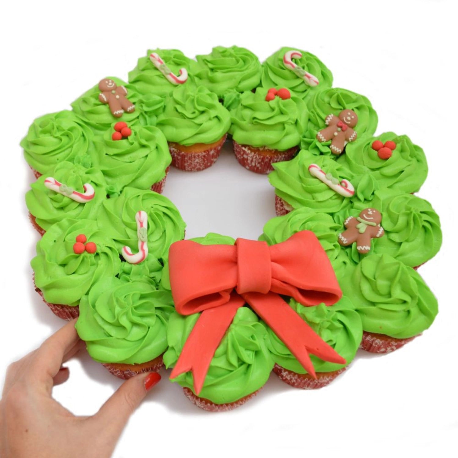 Leuchtend roter Zuckerfondant, ausgerollt mit 36 cm Durchmesser, ideal für kreative Backideen und Tortengestaltung.