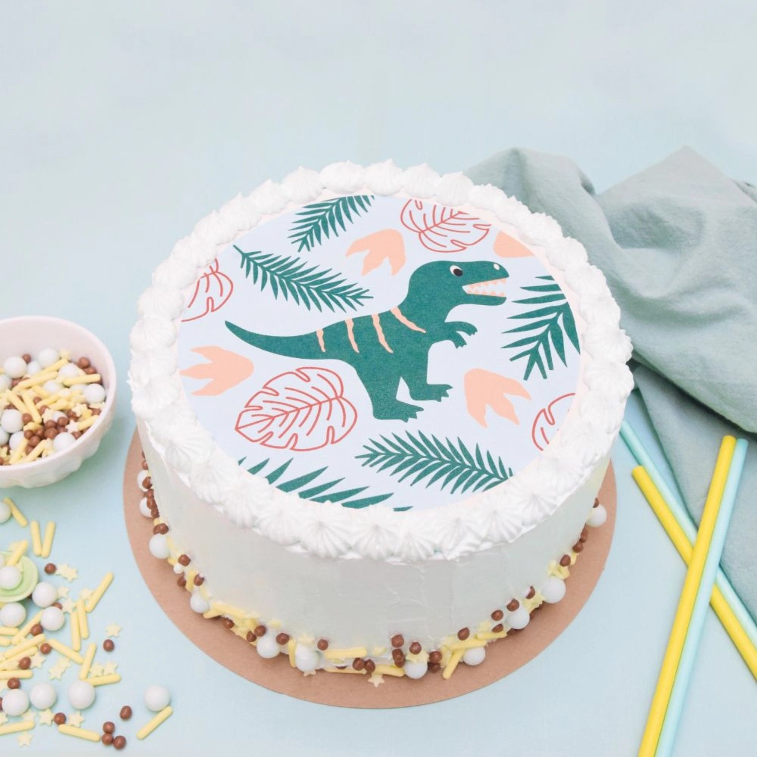 Bunter Tortenaufleger aus Zuckerpaste mit Dino-Motiv, Durchmesser 18 cm, perfekt für kreative Kuchen und Feiern.