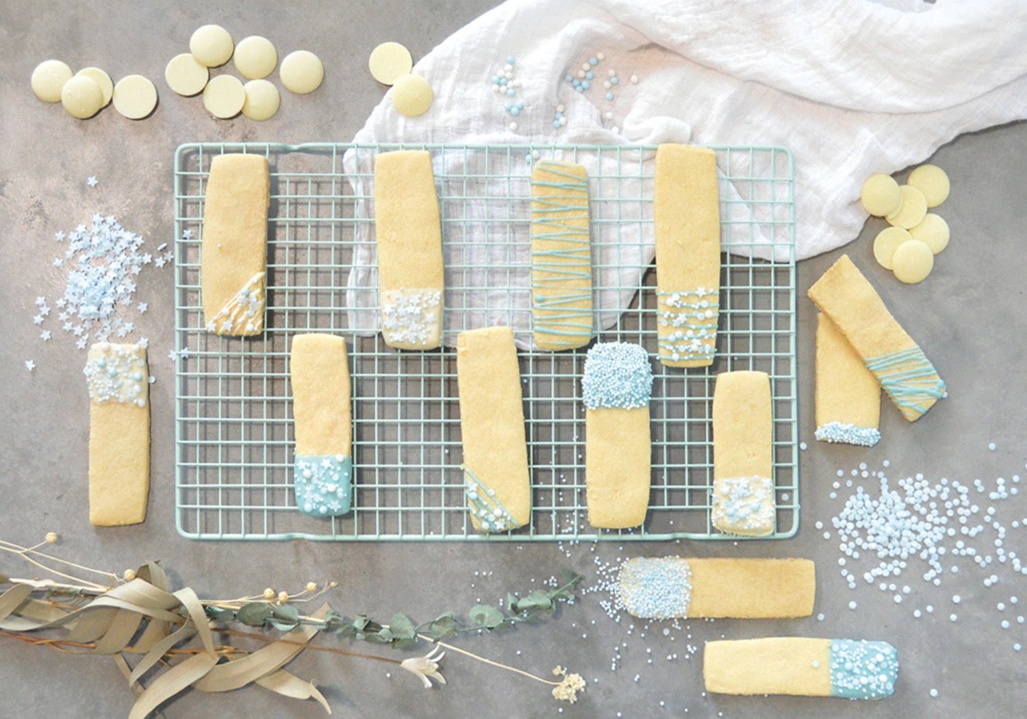 Zarte Zuckerperlen in Weiß und Blau, 55g, ideal zum Dekorieren von Torten und Süßspeisen, für kreative Backprojekte von Scrap Cooking.