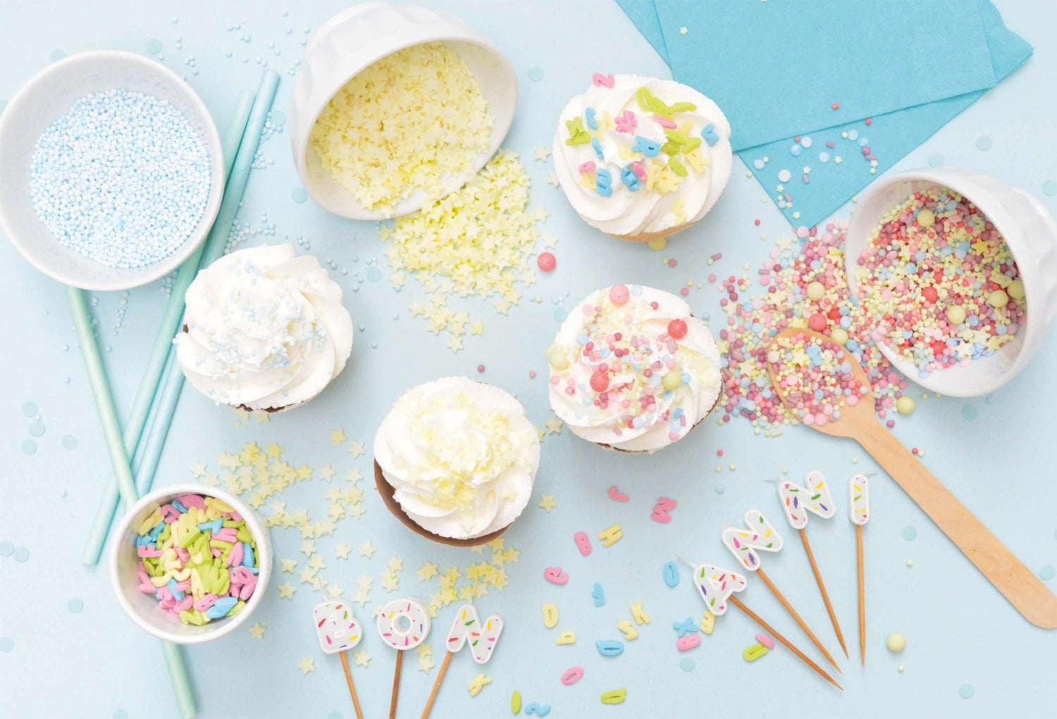 Schöne Zuckerperlen in Weiß und Blau, 55g, ideal zum Dekorieren von Kuchen, Cupcakes und anderen süßen Leckereien für besondere Anlässe.