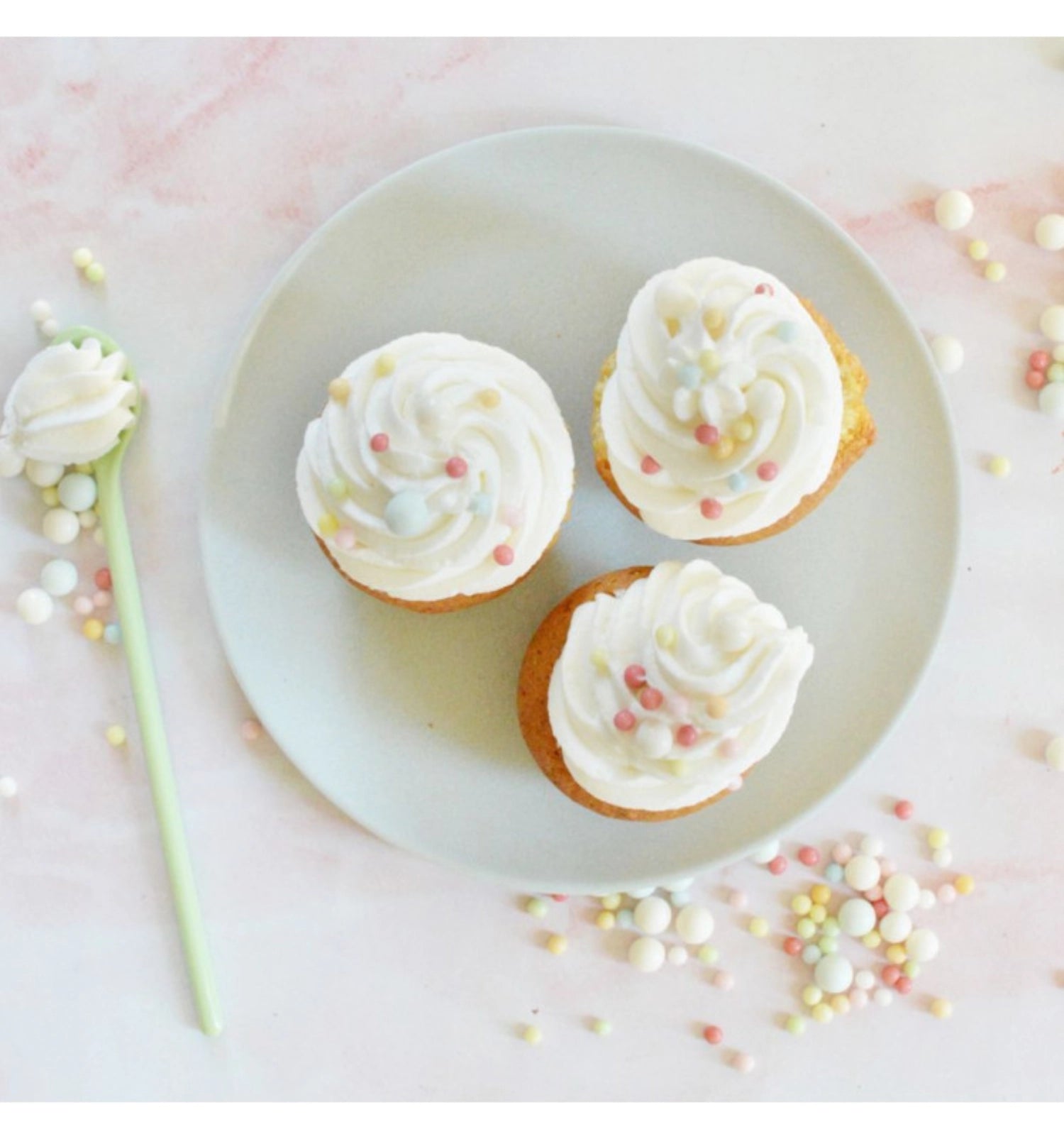Bunte Zuckerperlen Bubbles in 70g, perfekt zum Dekorieren von Torten, Cupcakes und anderen süßen Leckereien für festliche Anlässe.