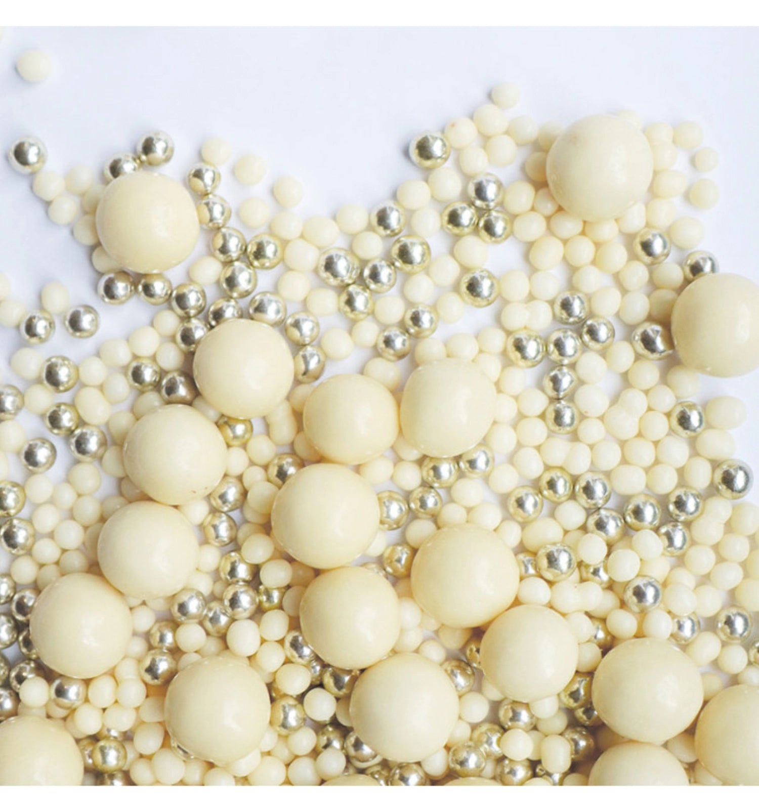 Deko Schoko Perlen aus weißer Schokolade und goldenen Akzenten, 50g, perfekt für kreative Backideen und Dekorationen.