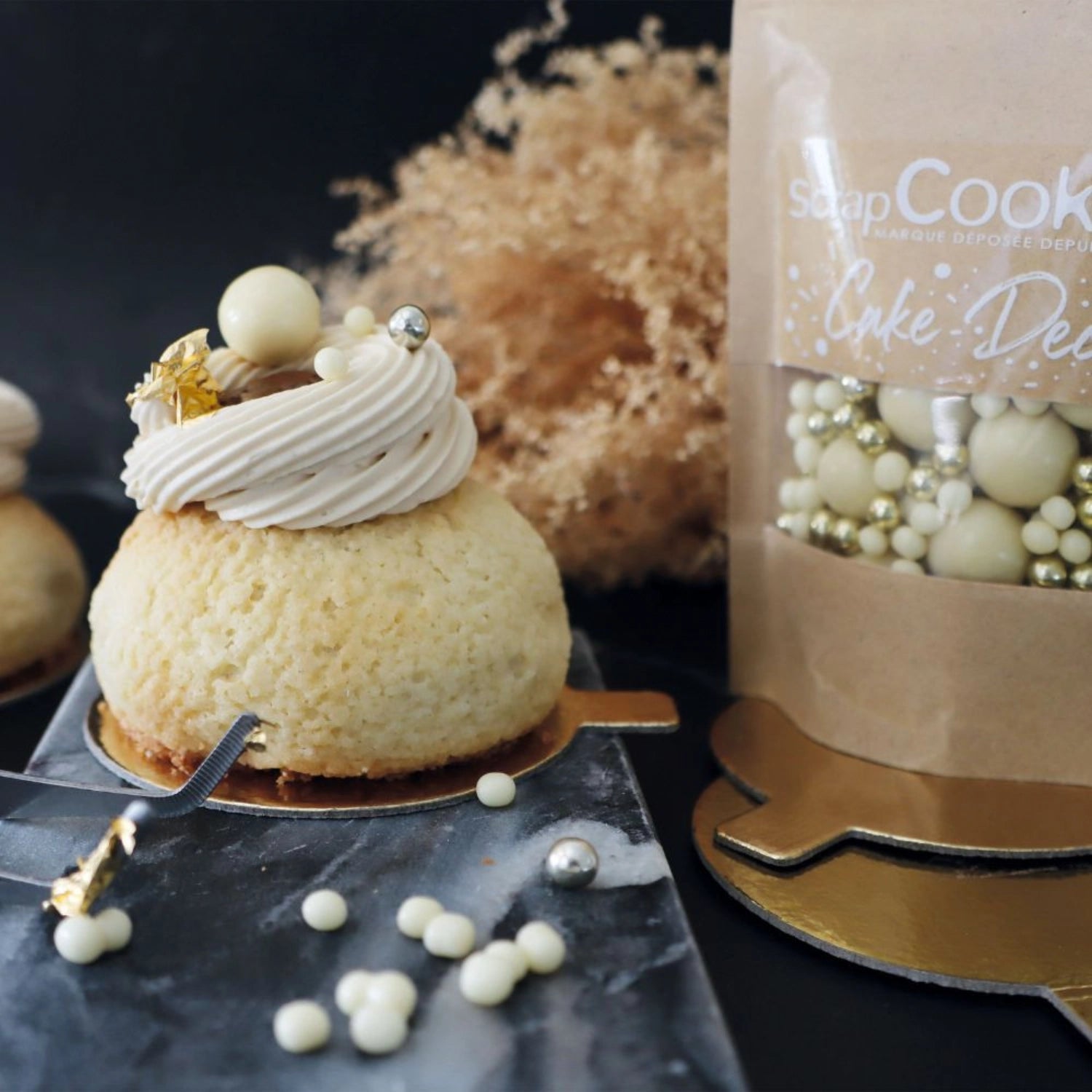 Feine Deko-Schokoladenperlen in strahlendem Weiß und edlem Gold, 50g, ideal für die kreative Verzierung von Desserts und Backwaren.