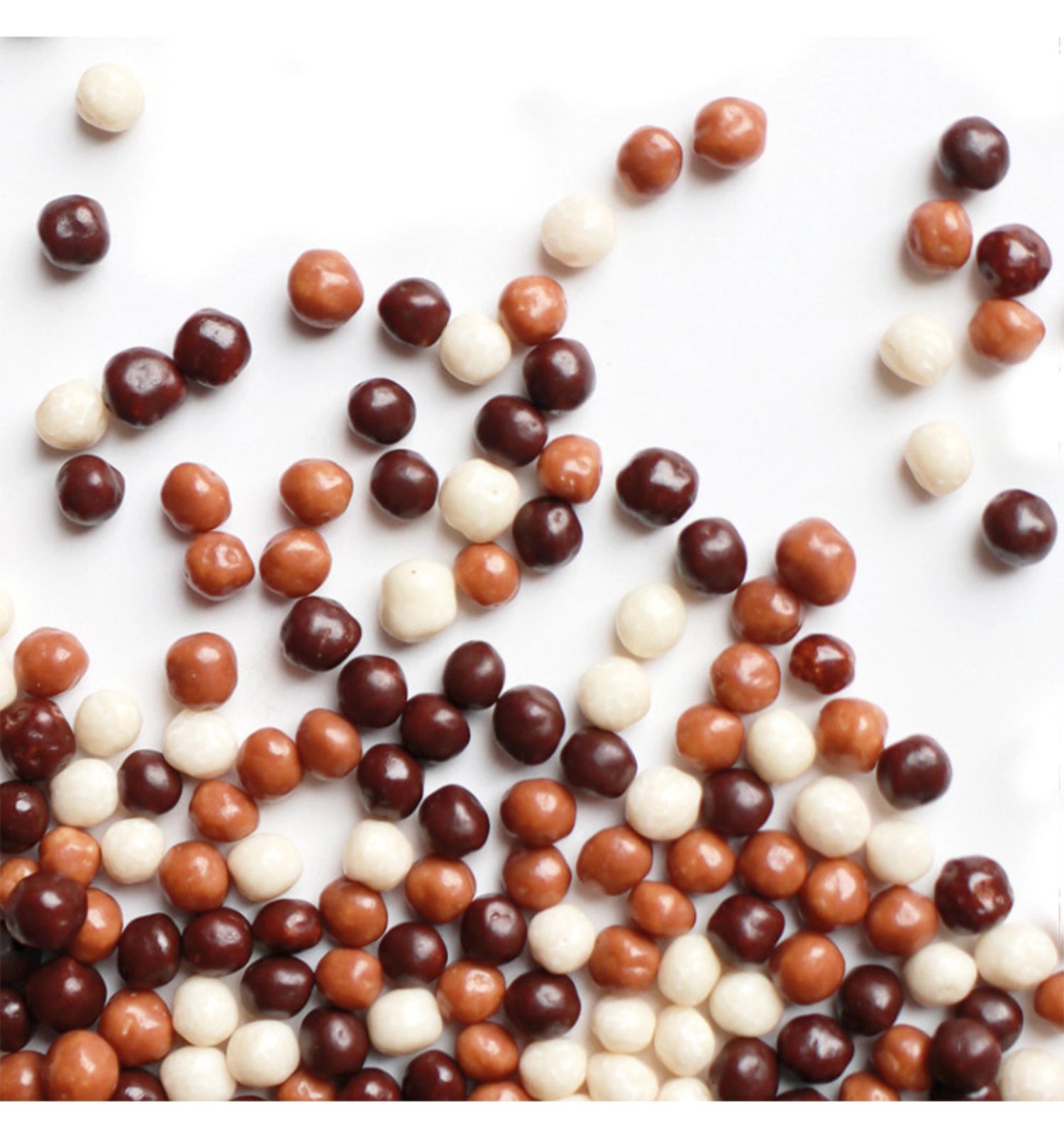 Vielseitige Deko Schoko Perlen in Weiß, Milch und Schwarz von Scrap Cooking. Perfekt zum Verzieren von Backwaren und Desserts. 40g für kreative Ideen!