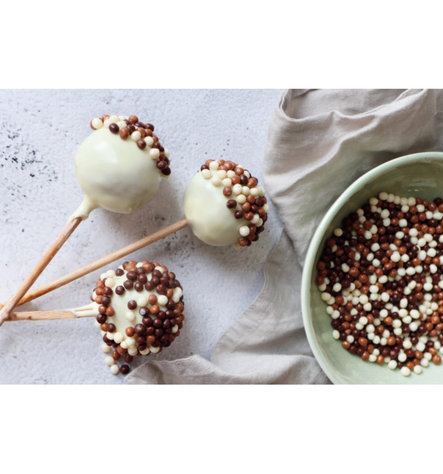 Entdecken Sie die bunten Deko Schoko Perlen in Weiß, Milch und Schwarz von Scrap Cooking. Ideal zum Veredeln von Torten, Cupcakes und mehr! 40g voller Genuss!