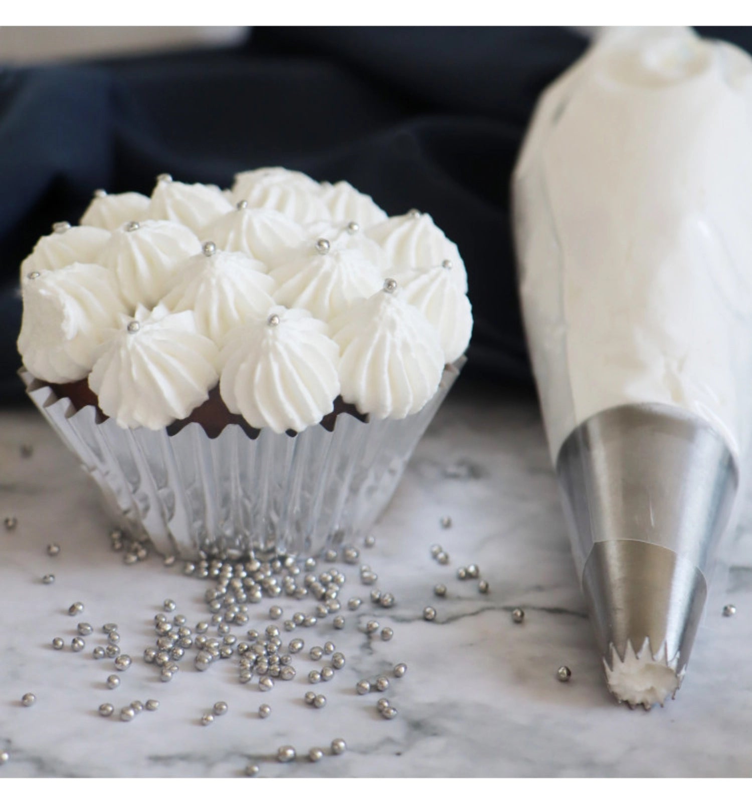 Glänzende silberne Zuckerperlen in 80g, perfekt zum Dekorieren von Torten und Süßspeisen, sorgen für einen eleganten und festlichen Look.
