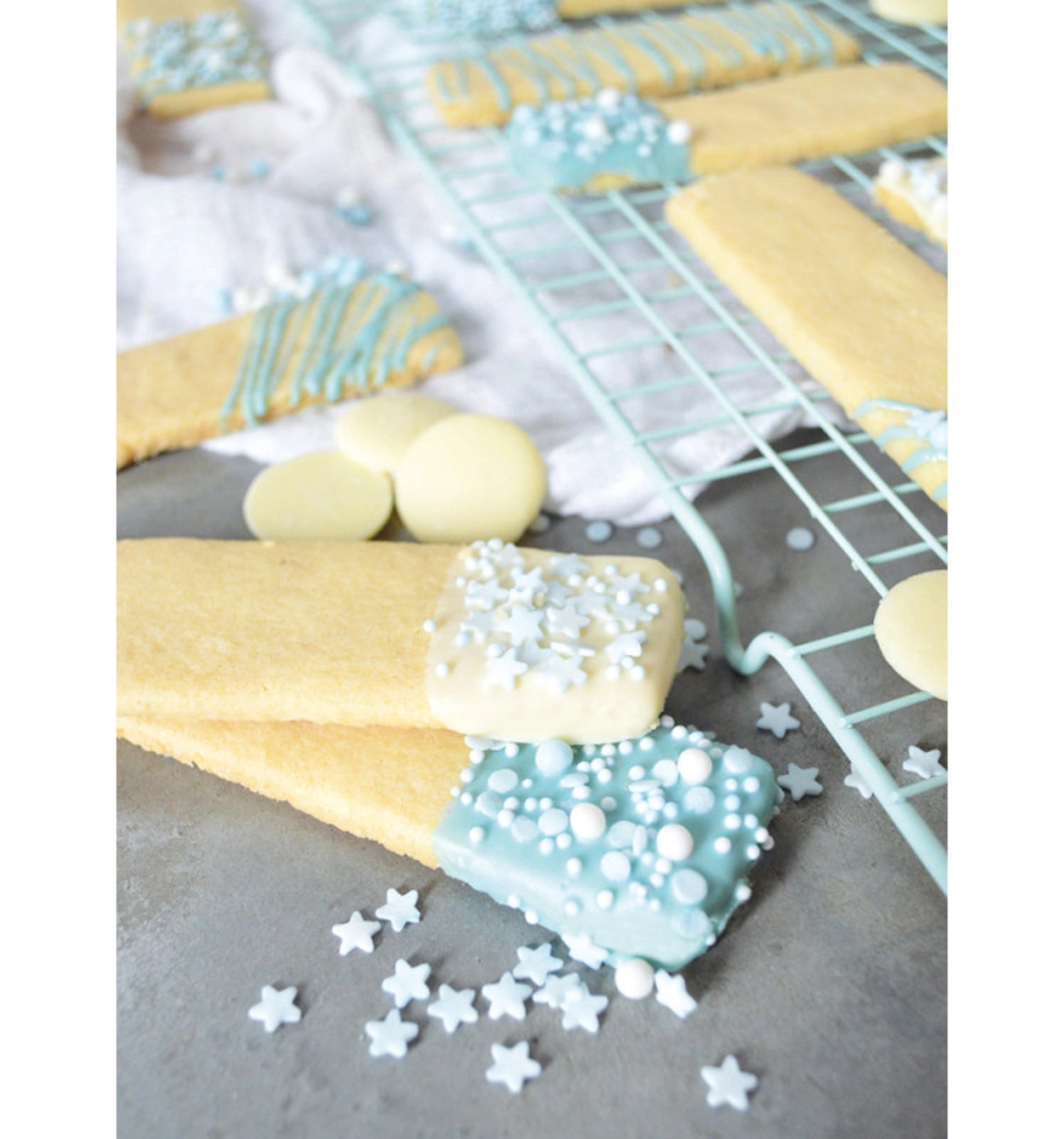 Buntes Zuckerdekor-Set in verschiedenen Blautönen, perfekt zum Dekorieren von Kuchen, Cupcakes und anderen Leckereien.