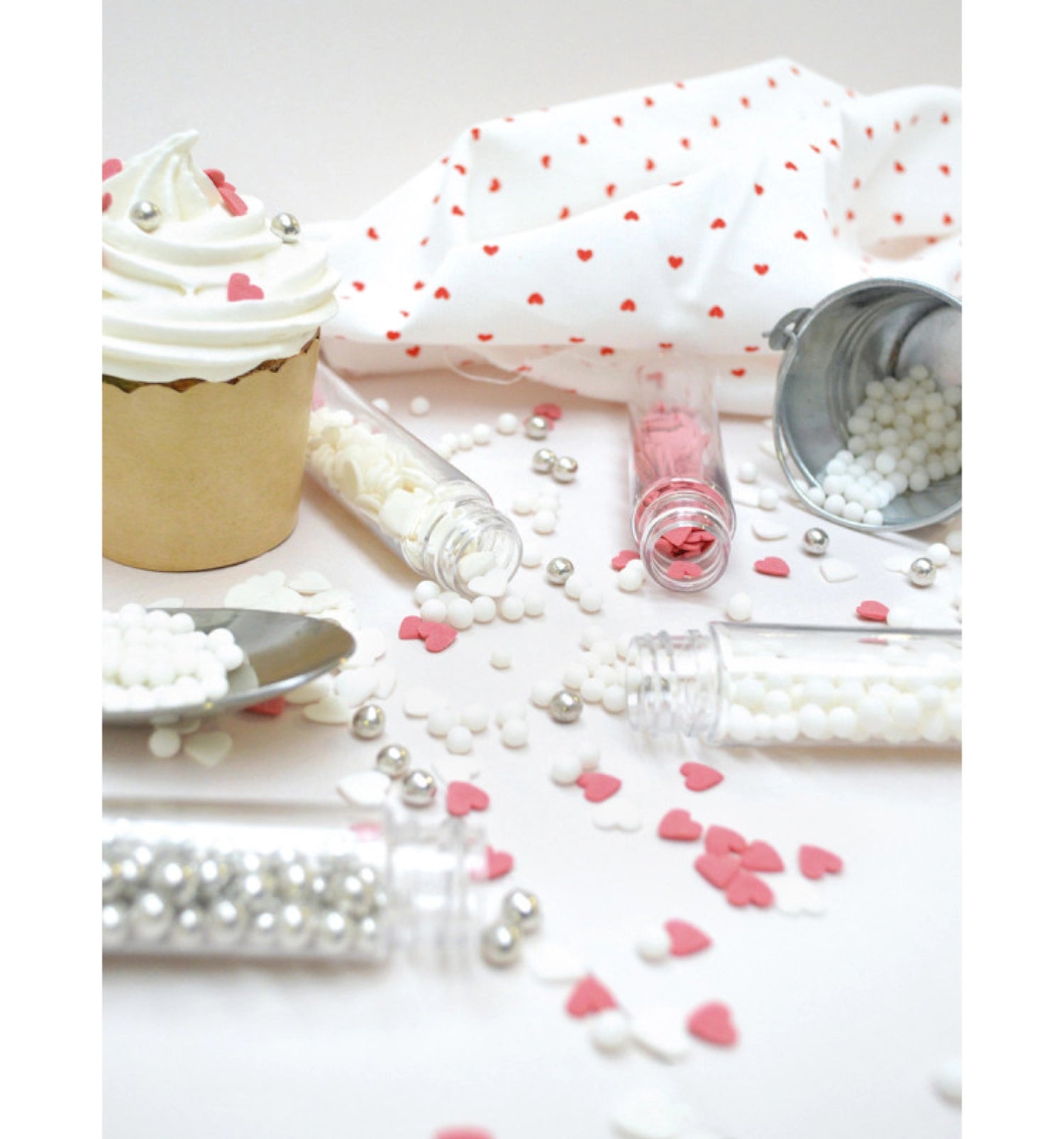 Verleihen Sie Ihren Backkreationen mit dem 4er Set Zuckerdekors Love Mix von Scrap Cooking eine süße, kreative Note. Perfekt für jeden Anlass!