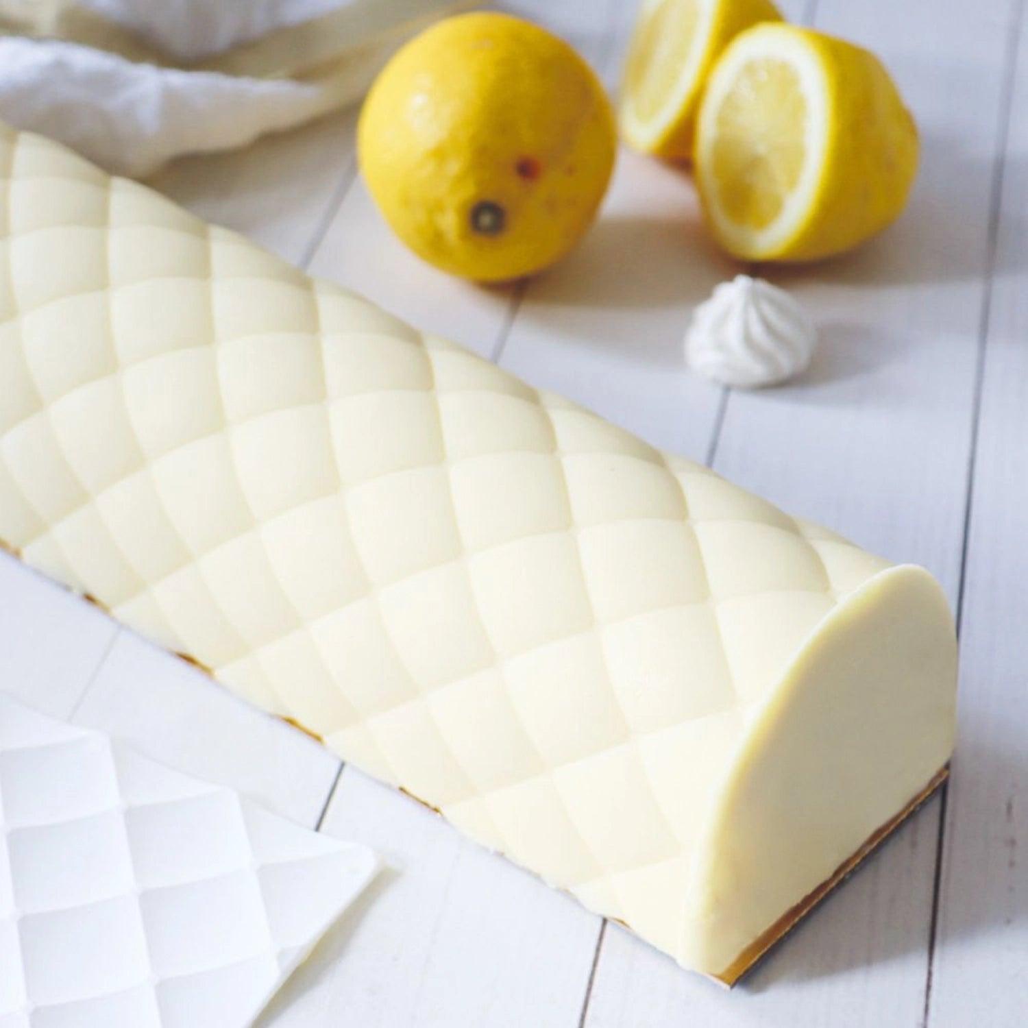 Hochwertige weiße Schokoladenkuvertüre von Scrap Cooking, ideal zum Dekorieren und Verfeinern von Backwaren und Desserts.
