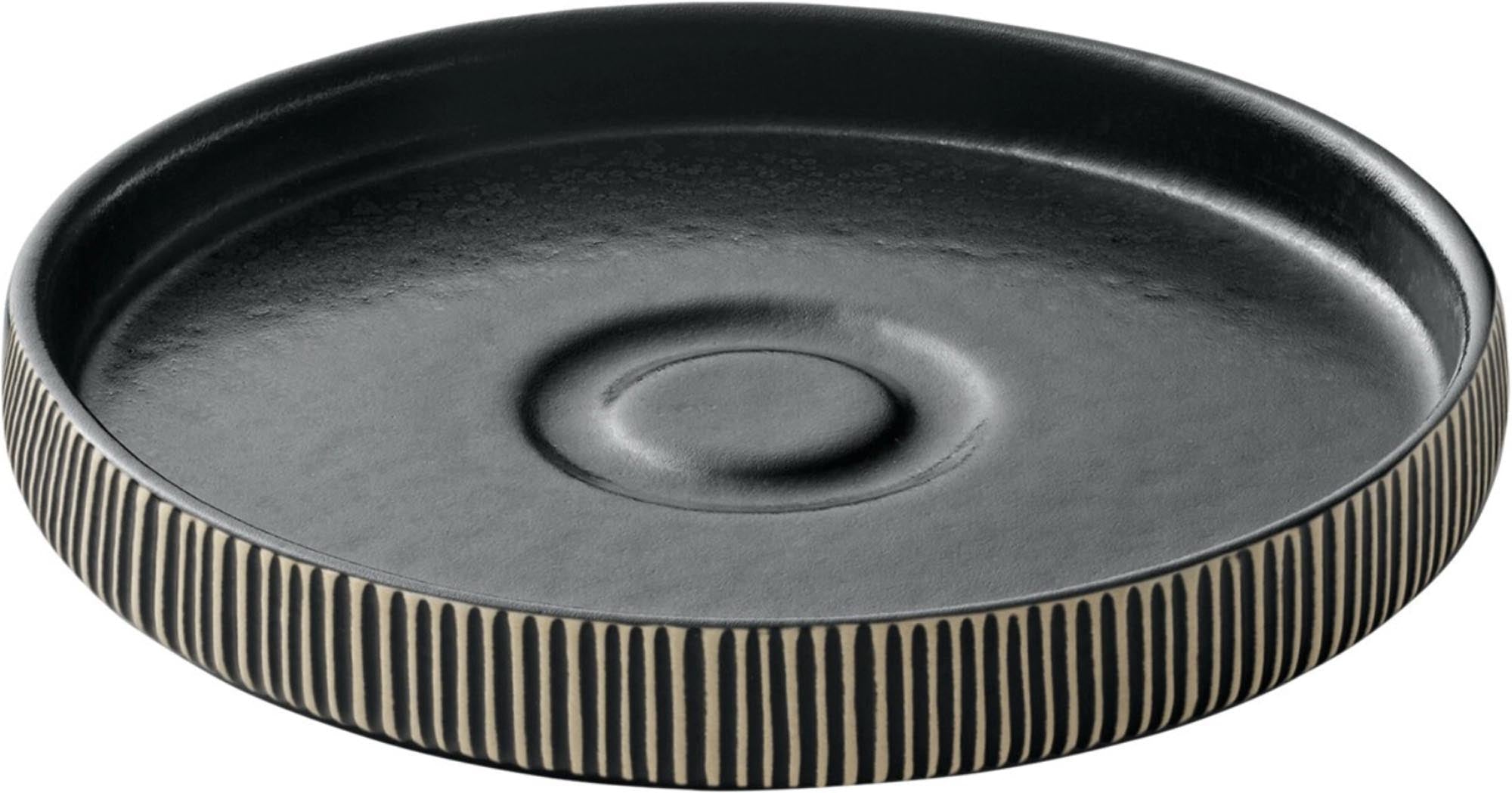 Entdecken Sie die stilvolle Playground Nara Untertasse von Schönwald. Elegantes Reliefdesign in Schwarz-Weiß, ideal für Kaffeetassen und Tischdekoration.