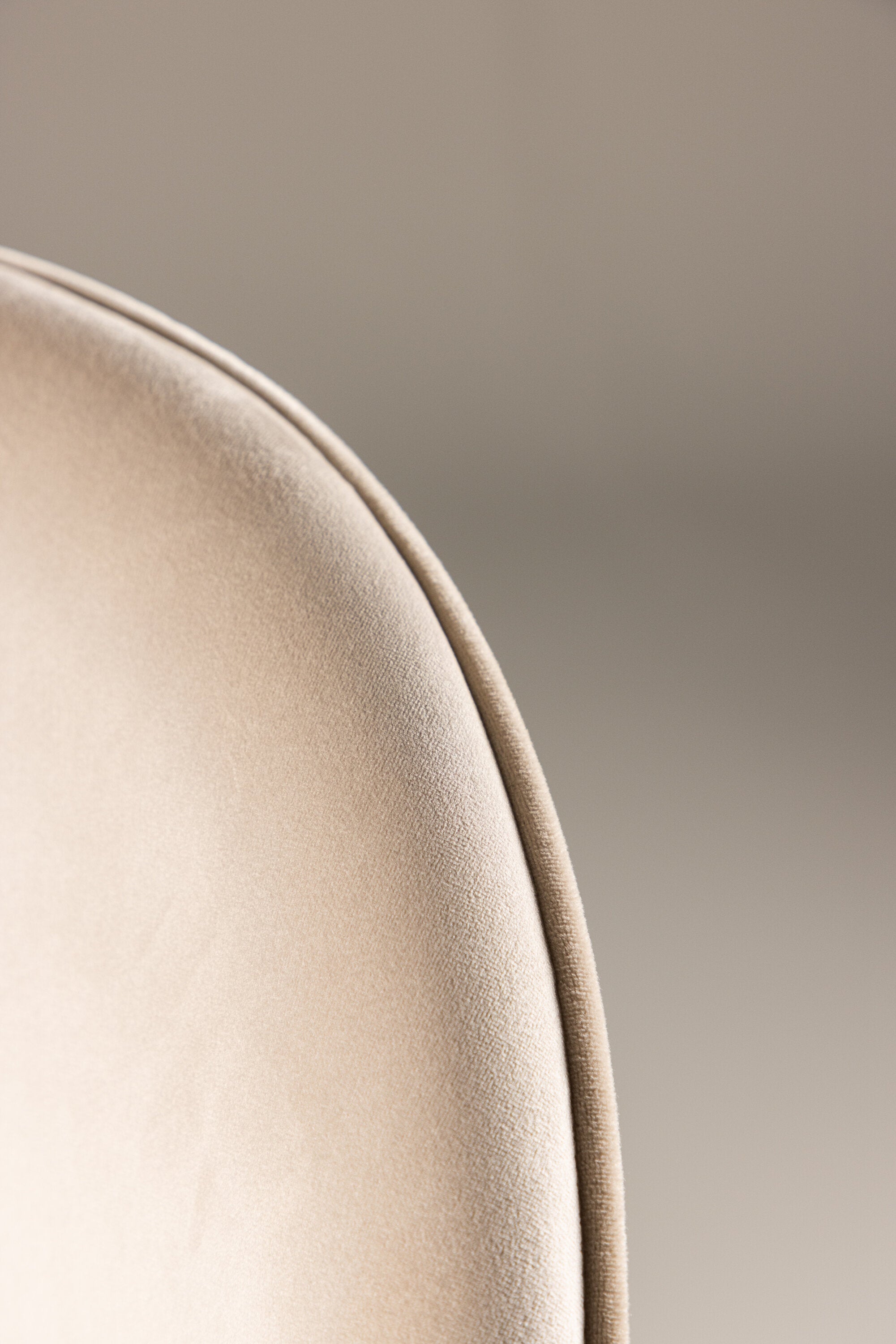 Velvet Esszimmerstuhl in Beige präsentiert im Onlineshop von KAQTU Design AG. Schalenstuhl ist von Venture Home