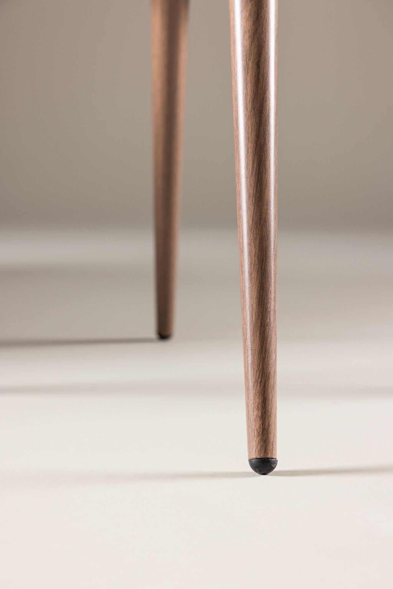 Eleganter Velvet Stuhl von Venture Home für stilvolle Esszimmer.