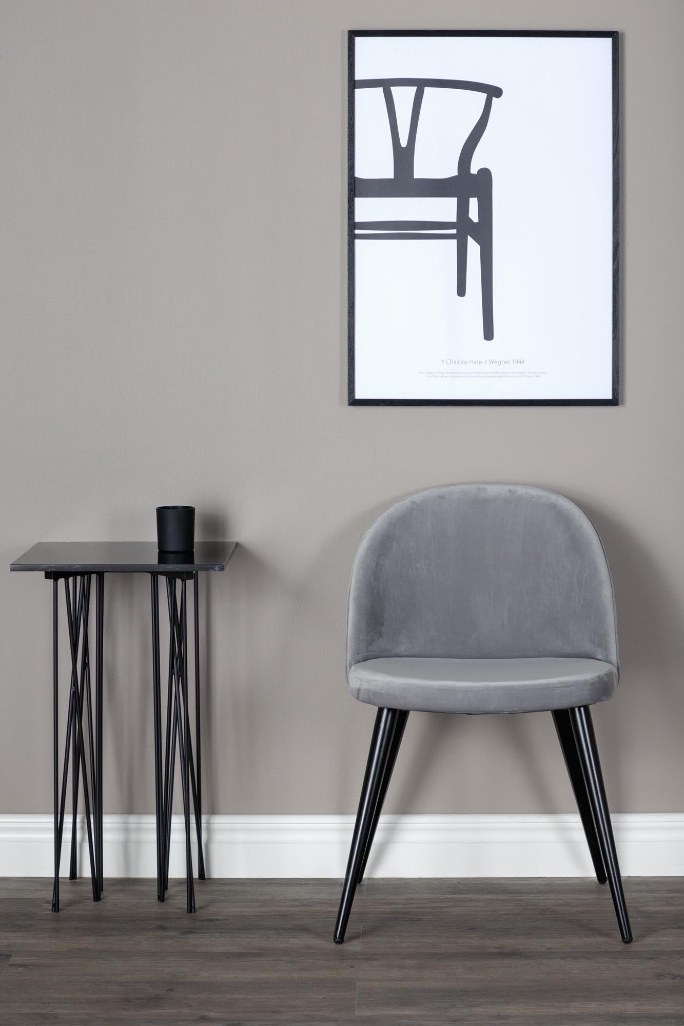 Eleganter Velvet Stuhl von Venture Home für moderne Wohnräume.