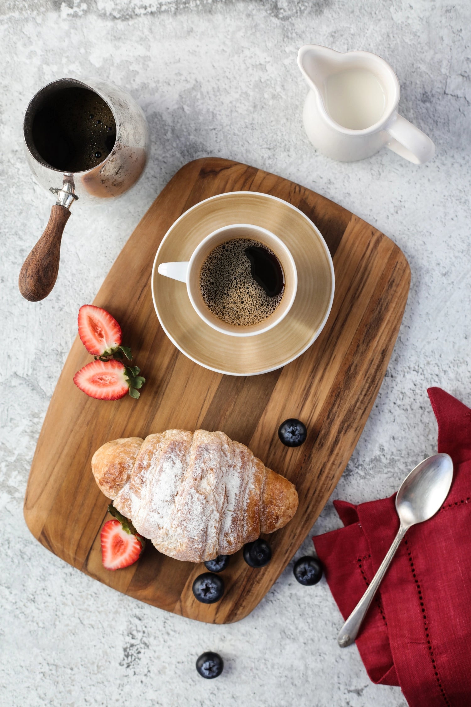 Erleben Sie das stilvolle Teak Schneide- und Servierbrett oval von Teak Haus. Hochwertiges Teakholz, vielseitig einsetzbar und ideal für jede Küche!