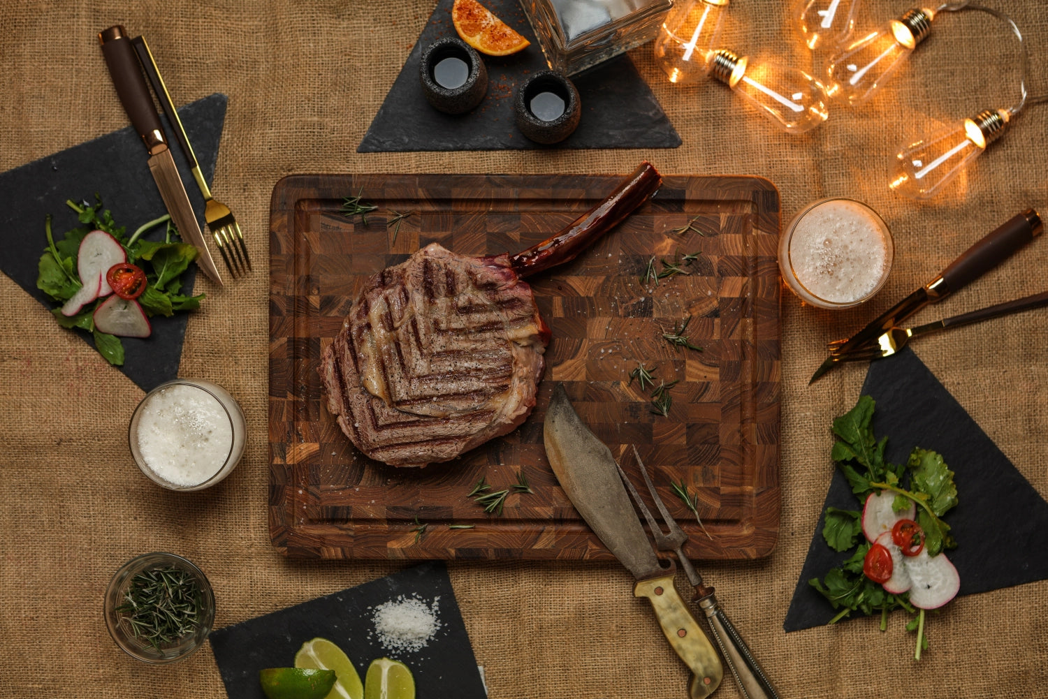 Genießen Sie das Teak Hackblock/Servierbrett mit Saftrille von Teak Haus. Robustes Teakholz, funktionales Design, perfekt für Küche und Tisch.