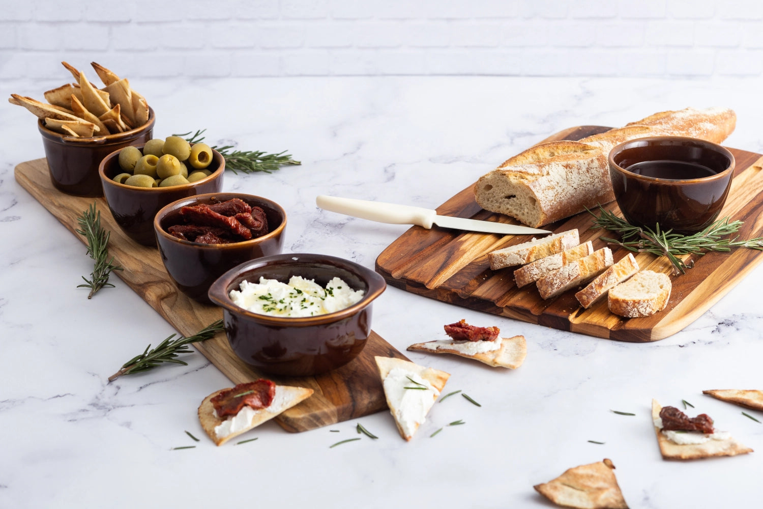 Entdecken Sie das elegante Teak Schneide- und Servierbrett (56x12.5x1.4 cm) von Teak Haus – robust, pflegeleicht und ideal für jede Küche!