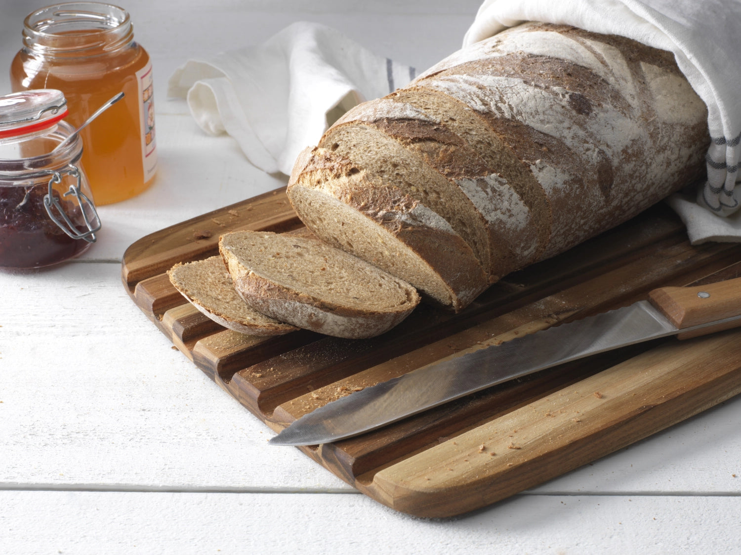 Teak Brotbrett aus hochwertigem Teakholz, 40.5x28x1.4 cm, ideal zum Schneiden und Servieren von Brot, langlebig und elegant.