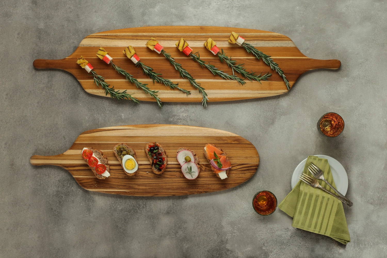 Entdecken Sie das elegante Teak Servierbrett "Canoe" von Teak Haus. Ideal für Käse, Obst und Fingerfood. Pflegeleicht und langlebig!