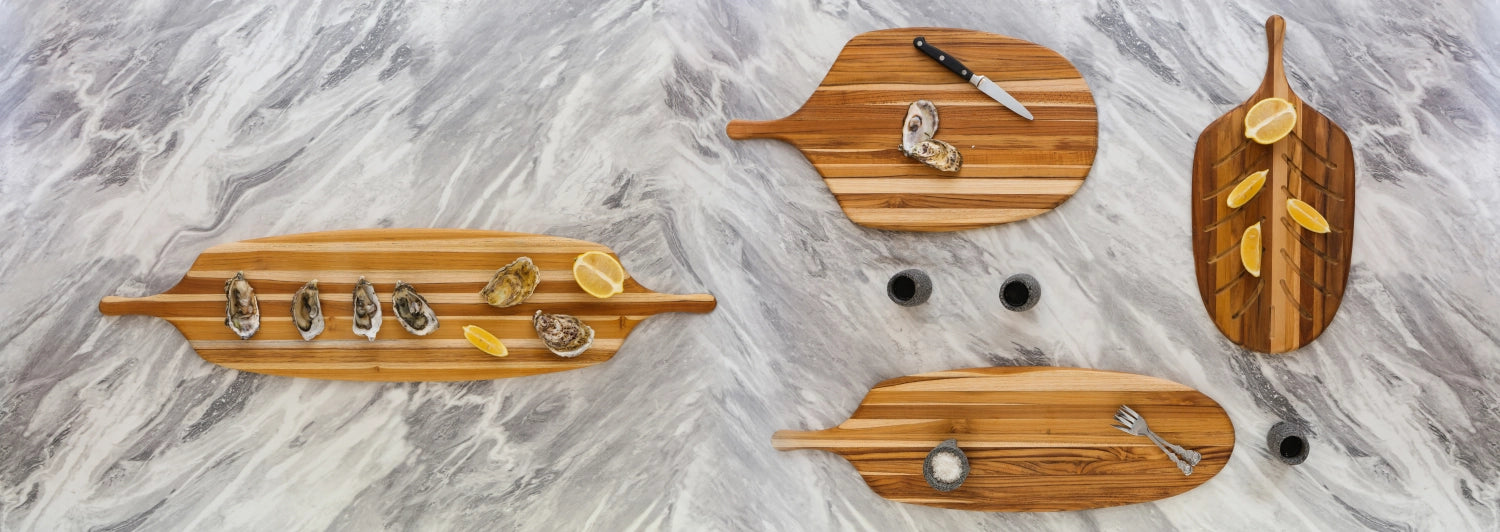 Entdecken Sie das elegante Teak Servierbrett "Canoe" von Teak Haus. Ideal für Käse, Obst und Fingerfood. Pflegeleicht und langlebig!