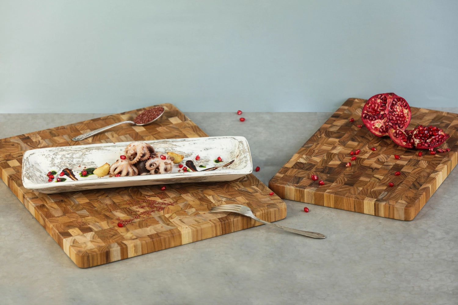 Entdecken Sie das stilvolle Teak Servierbrett "Scandi" mit Saftrille. Ideal für jede Gelegenheit, langlebig und pflegeleicht. Ein Must-Have für Ihre Küche!