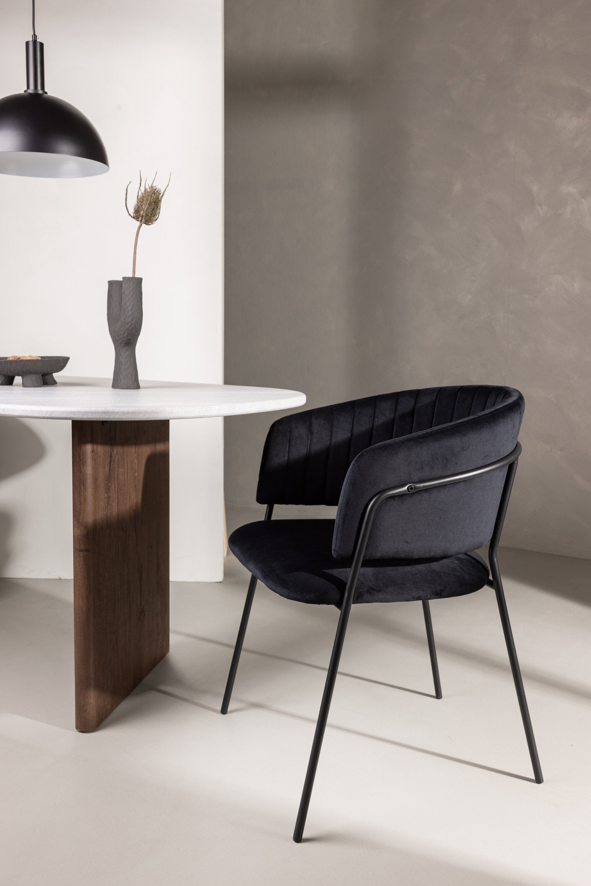Selma Stuhl in Schwarz präsentiert im Onlineshop von KAQTU Design AG. Schalenstuhl mit Armlehne ist von Venture Home