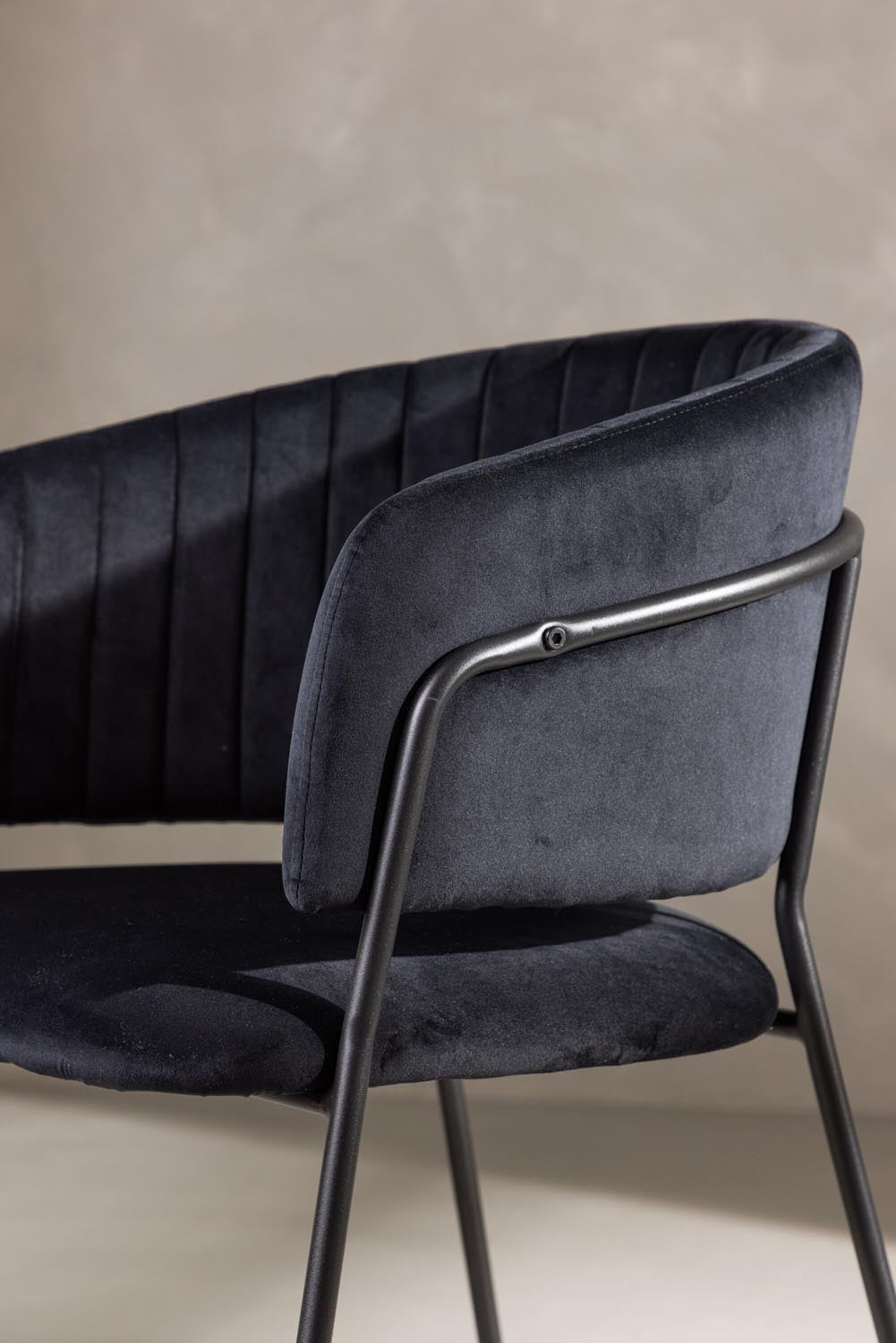 Selma Stuhl in Schwarz präsentiert im Onlineshop von KAQTU Design AG. Schalenstuhl mit Armlehne ist von Venture Home
