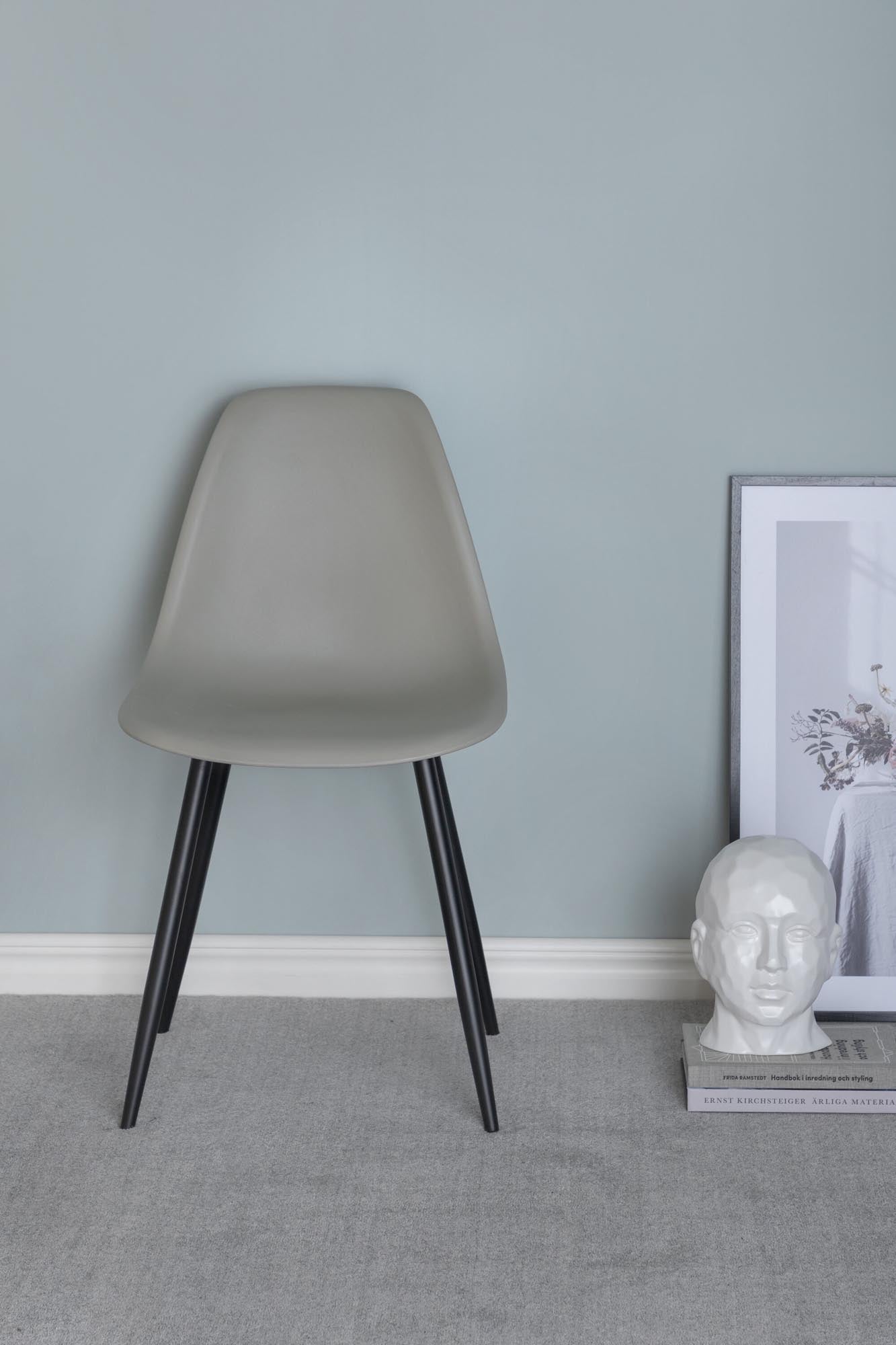 Polar Stuhl Plastic in Grau präsentiert im Onlineshop von KAQTU Design AG. Stuhl ist von Venture Home