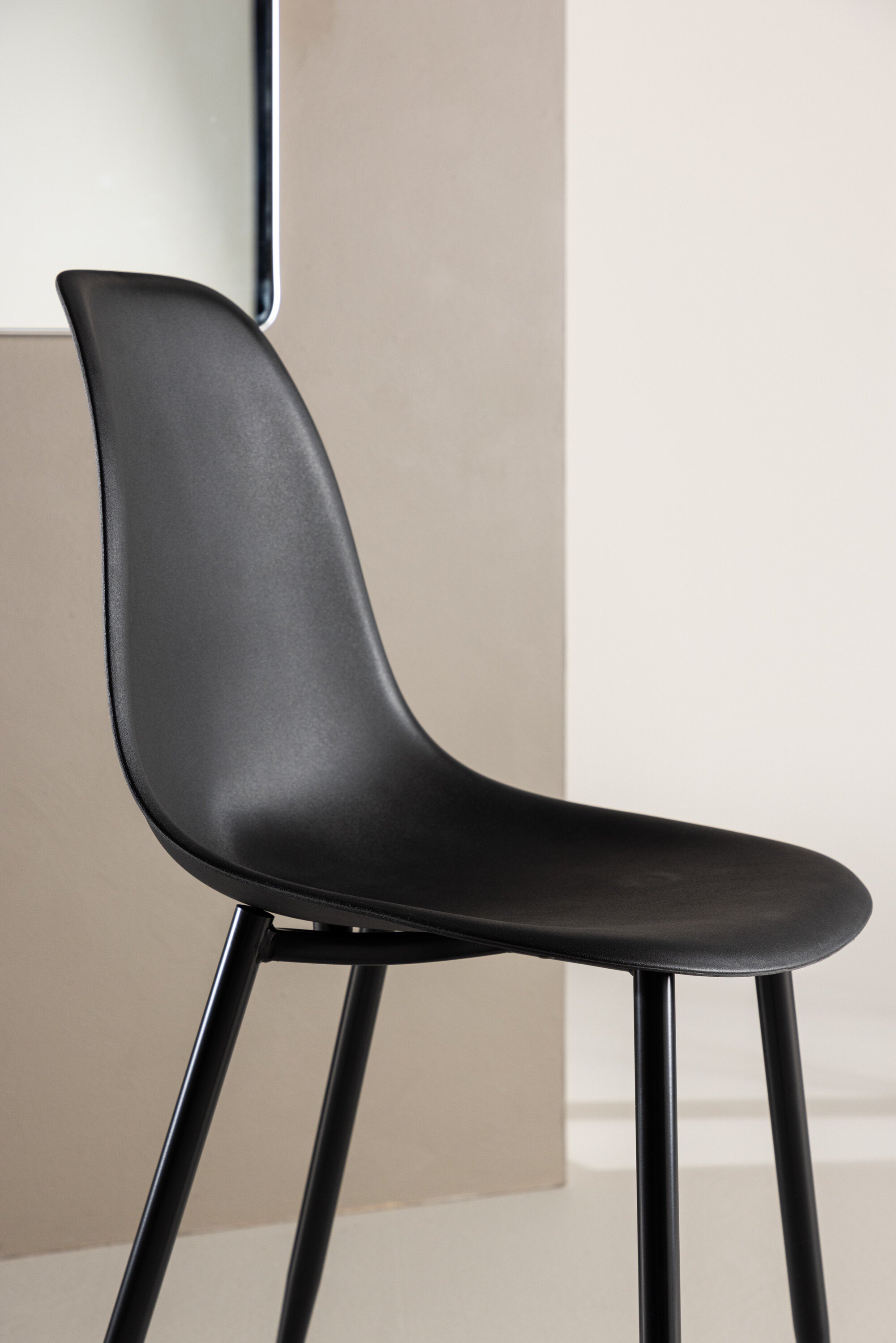 Polar Stuhl Plastic in Schwarz präsentiert im Onlineshop von KAQTU Design AG. Stuhl ist von Venture Home