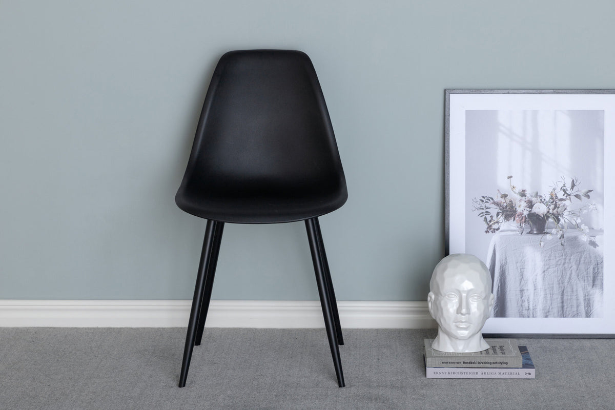 Polar Stuhl Plastic in Schwarz präsentiert im Onlineshop von KAQTU Design AG. Stuhl ist von Venture Home