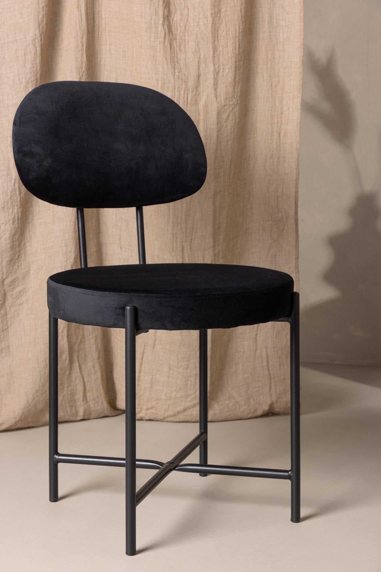 Erleben Sie den STELLA Stuhl von Venture Home: Komfortabler Samt trifft auf stilvolle Stahlbeine für ein skandinavisches Esszimmer-Highlight.