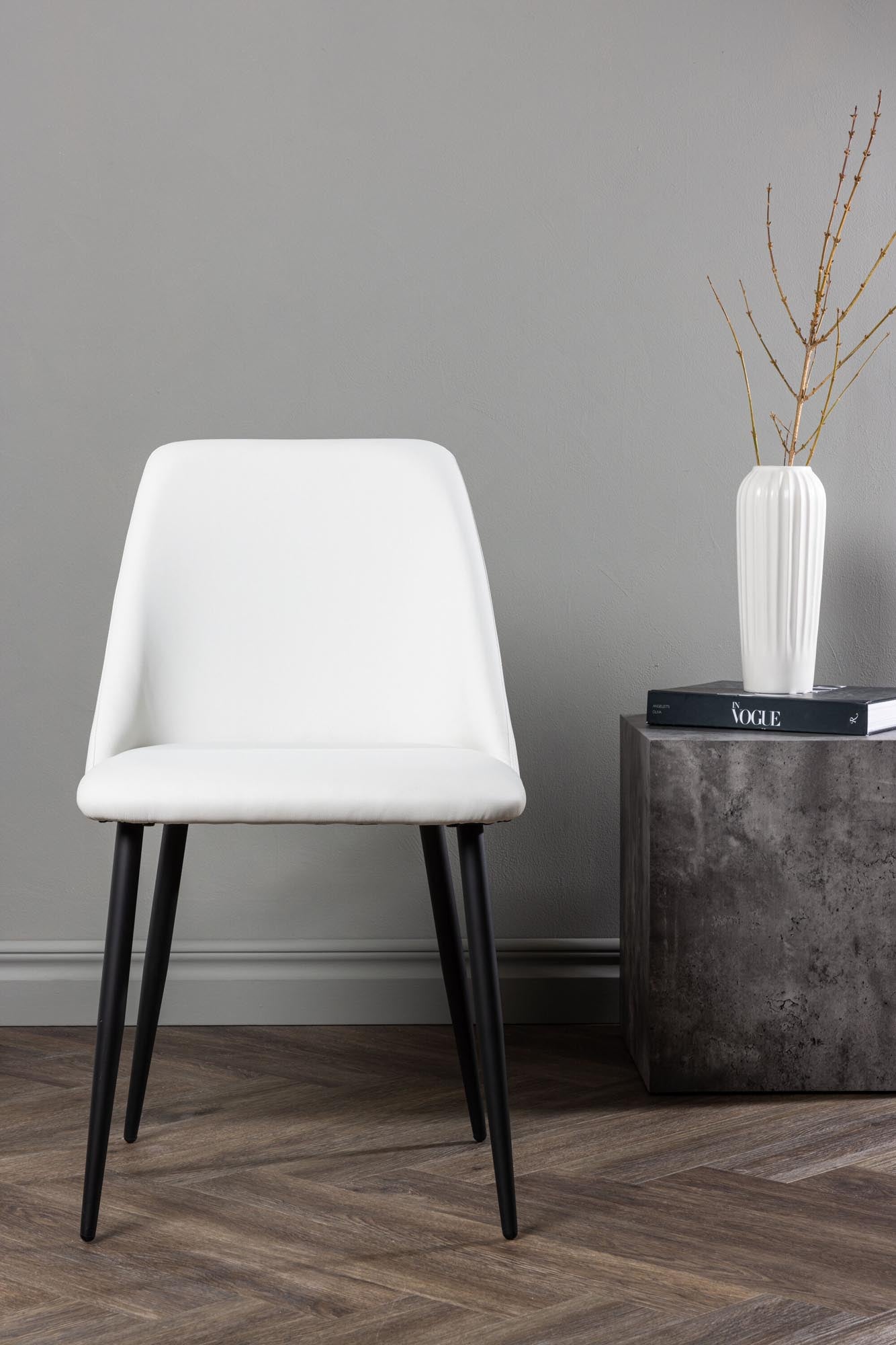 Luxuriöser NIGHT-Stuhl von Venture Home: Komfort und Stil vereint in edlem Samt, ideal für Ihr modernes Esszimmer.