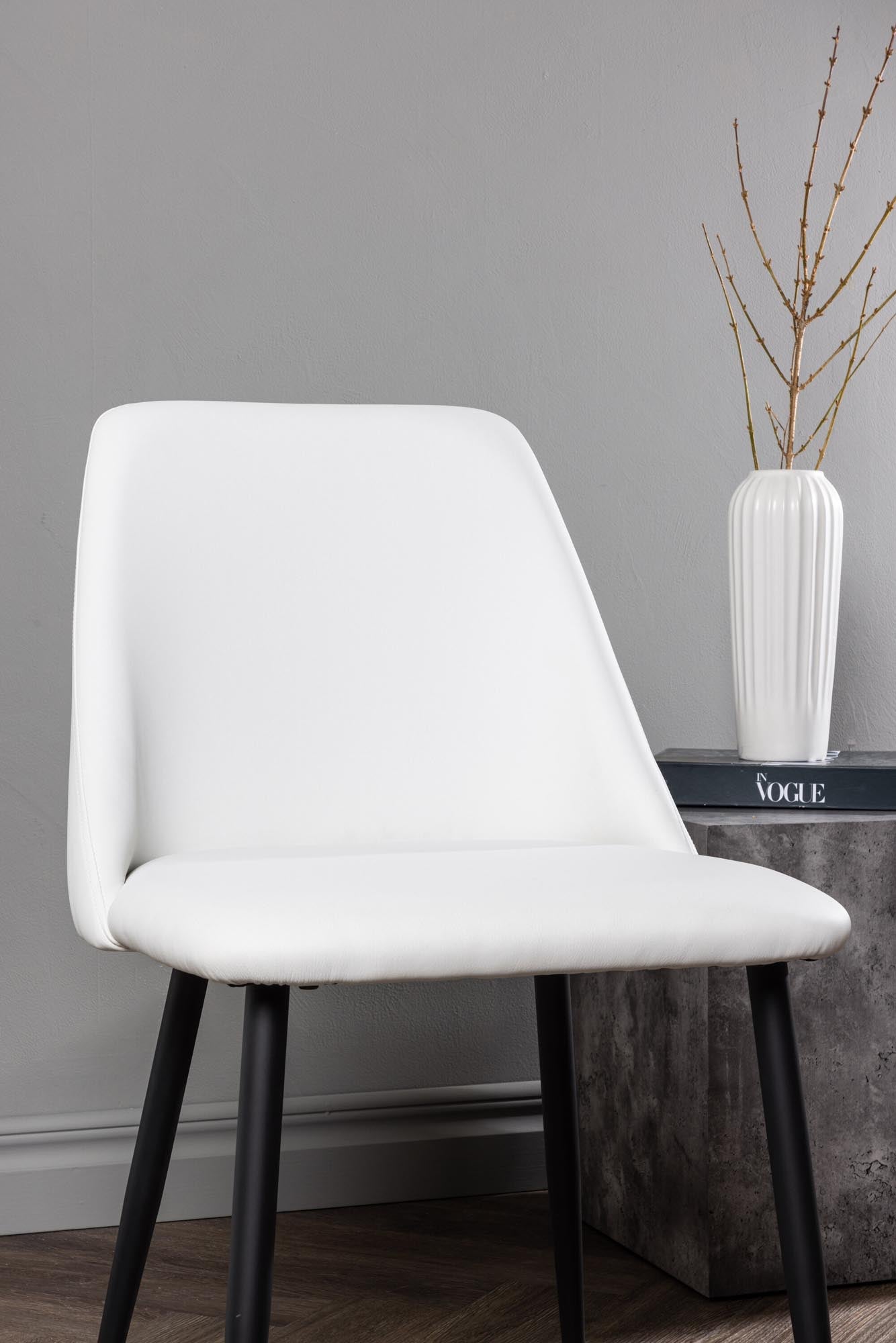 Eleganter NIGHT-Stuhl von Venture Home: Hochwertiger Samt, ergonomisches Design und robuste Stahlbeine für ein stilvolles Esszimmer.