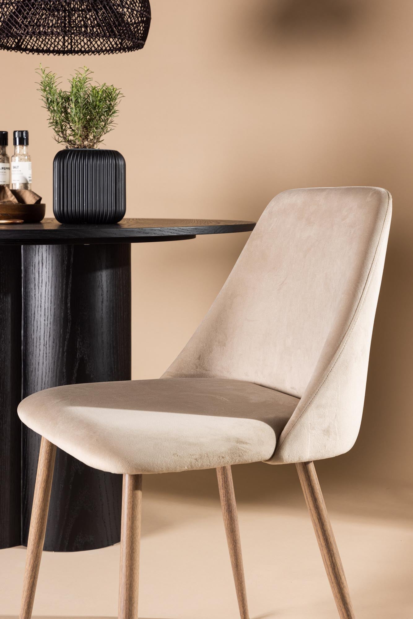 Eleganter NIGHT-Stuhl von Venture Home: Komfortabel, aus schwarzem Samt, mit stabilen Stahlbeinen. Perfekt für stilvolle Essbereiche.