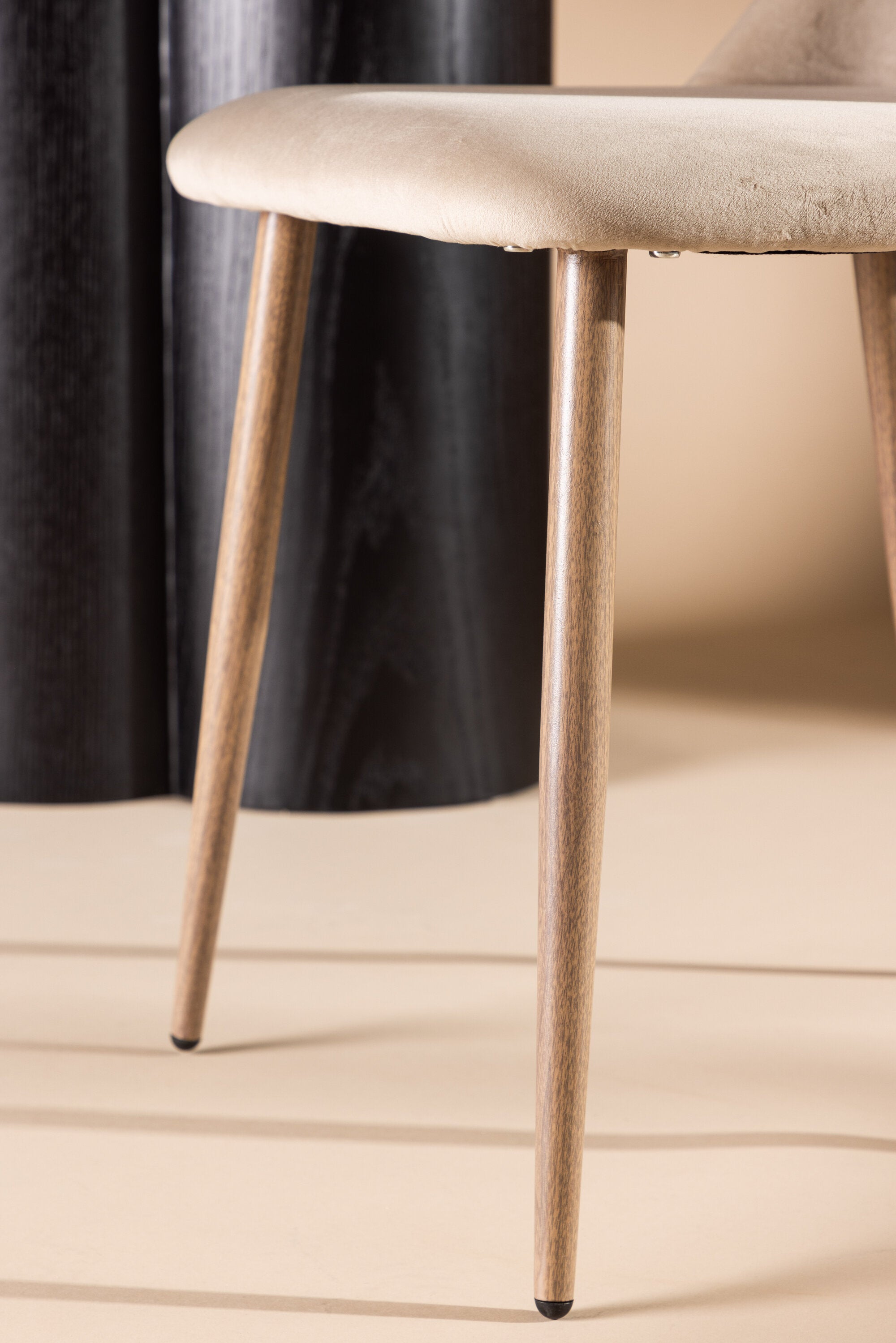 Night Stuhl in Braun präsentiert im Onlineshop von KAQTU Design AG. Stuhl ist von Venture Home