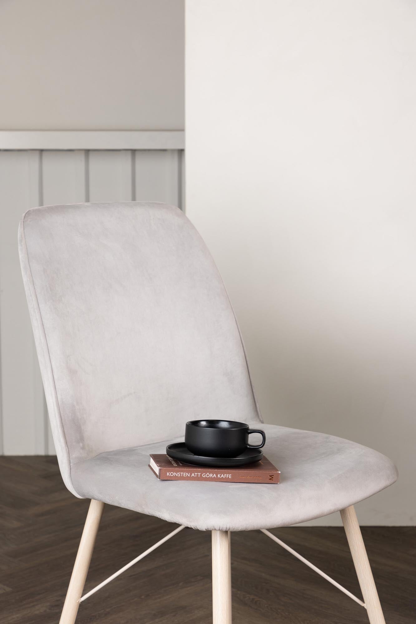 Eleganter Everyday Stuhl von Venture Home: Hochwertiger Komfort und modernes Design für Ihr Zuhause. Ideal für Esszimmer und Wohnzimmer.