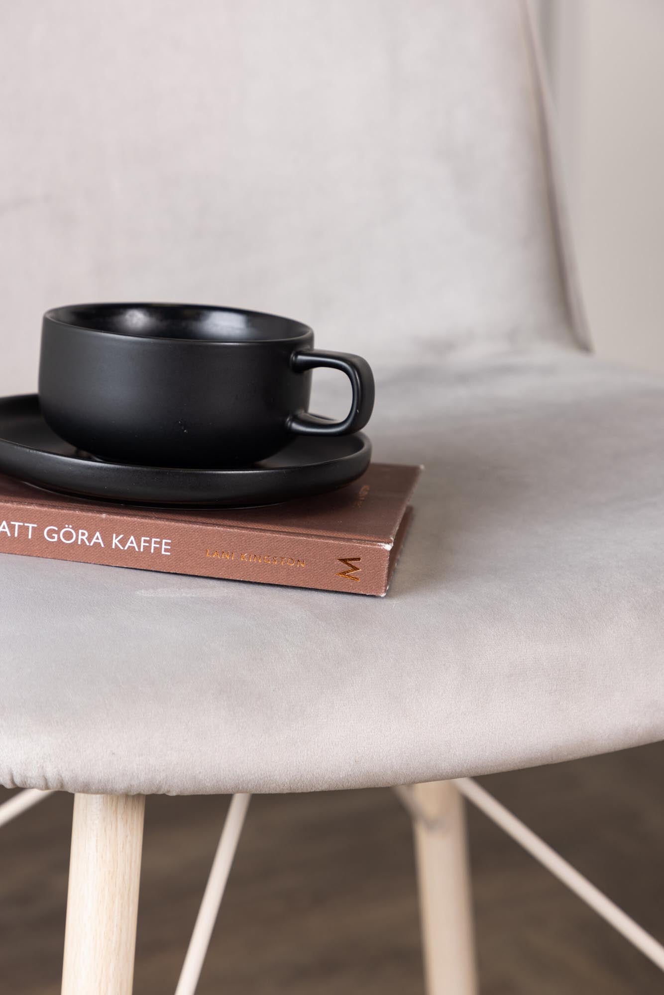 Stilvoller Everyday Stuhl von Venture Home: Gepolstert in hellgrauem Samt, mit robusten Holzbeinen. Perfekt für Esszimmer und Wohnräume.