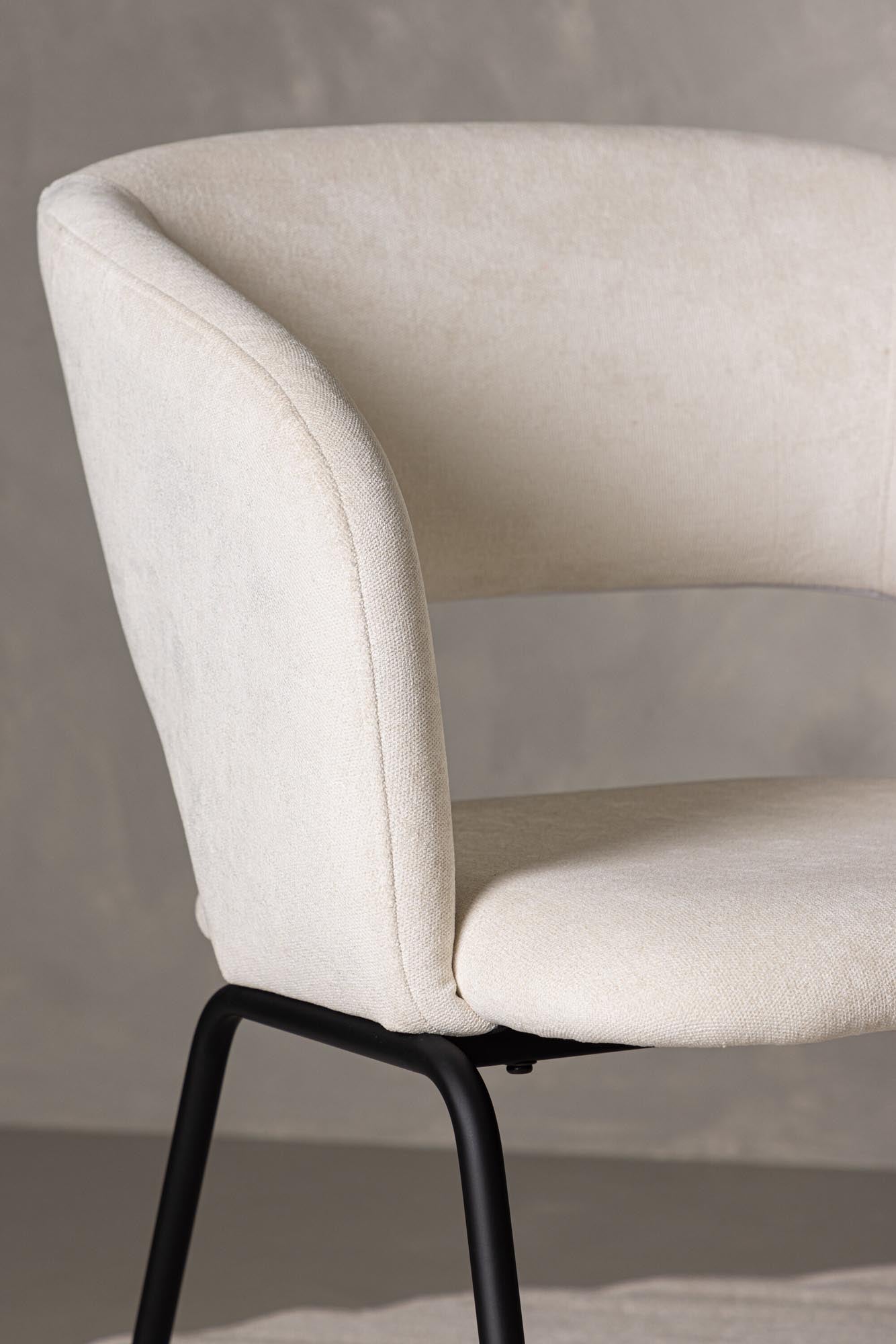 Eleganter DAY Stuhl von Venture Home: Hochwertiger Leinenstoff und filigrane Stahlbeine für zeitlose Schönheit und vielseitige Einsatzmöglichkeiten.