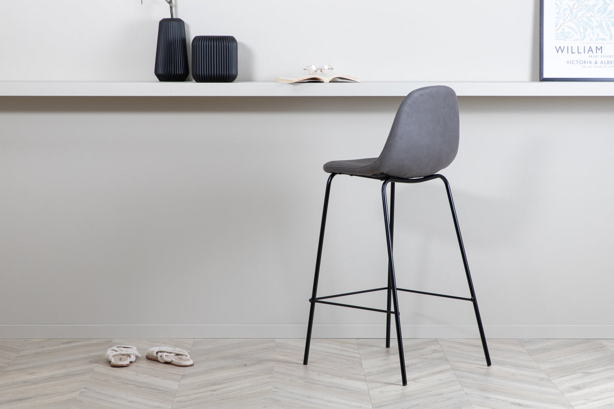 Polar Barstuhl in Grau präsentiert im Onlineshop von KAQTU Design AG. Barstuhl ist von Venture Home