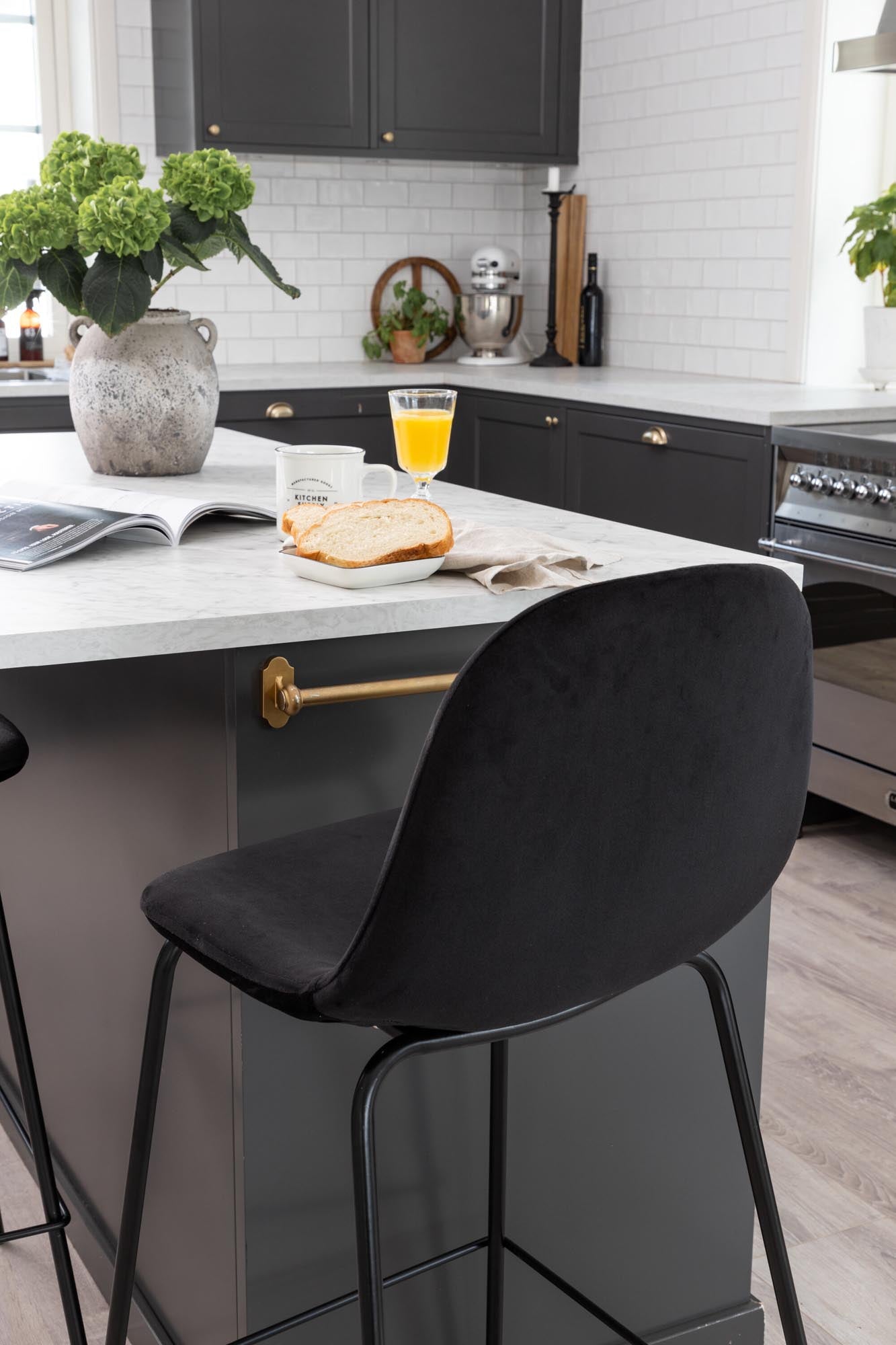 Polar Barstuhl in Schwarz präsentiert im Onlineshop von KAQTU Design AG. Barstuhl ist von Venture Home