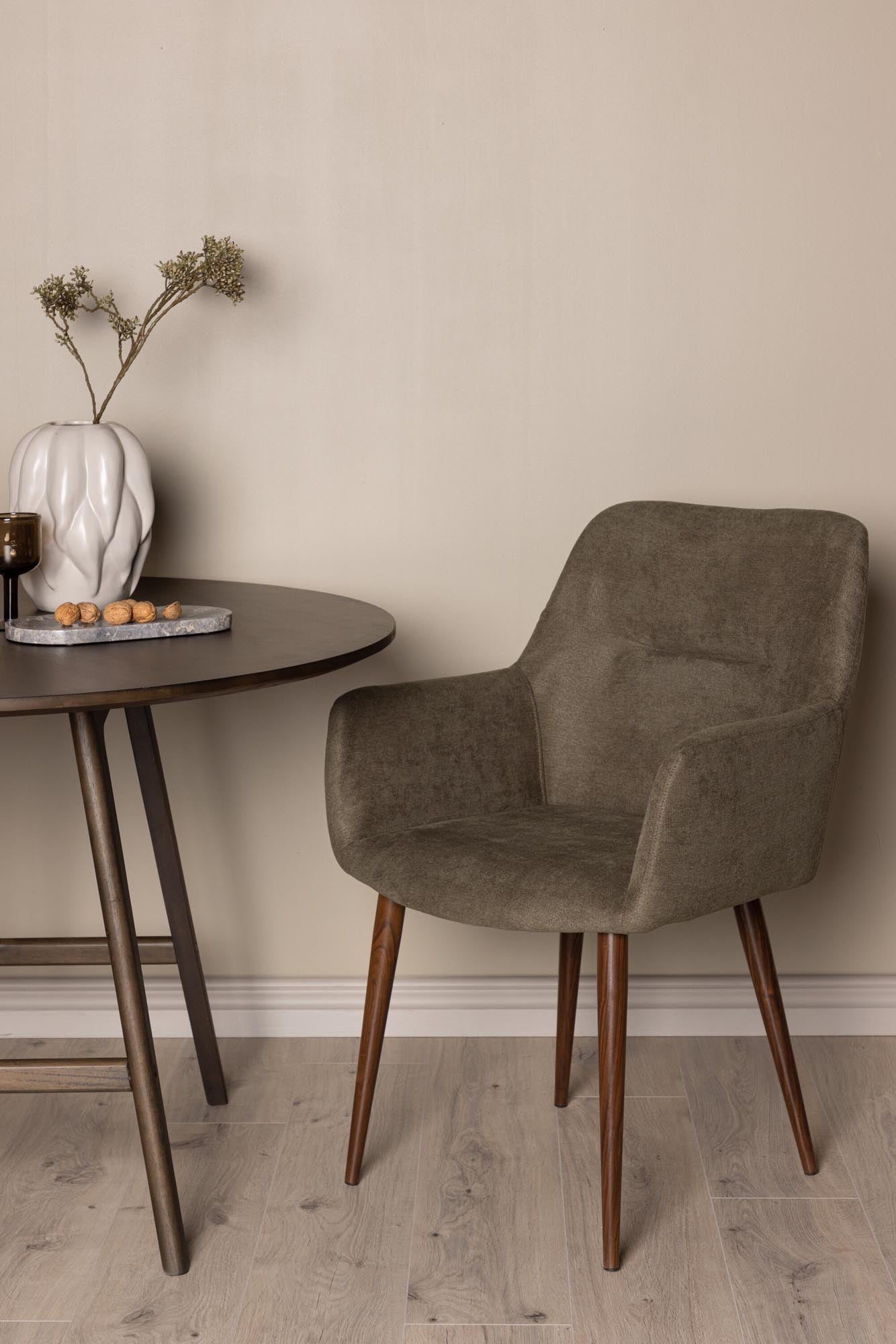 Der Tomorrow Stuhl von Venture Home: Modernes Design trifft Komfort. Hochwertiger brauner Polyesterbezug, stabile Stahlbeine in Walnussbraun.