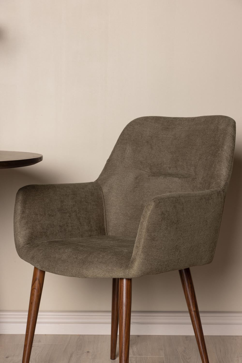 Tomorrow Stuhl in Braun präsentiert im Onlineshop von KAQTU Design AG. Stuhl mit Armlehne ist von Venture Home